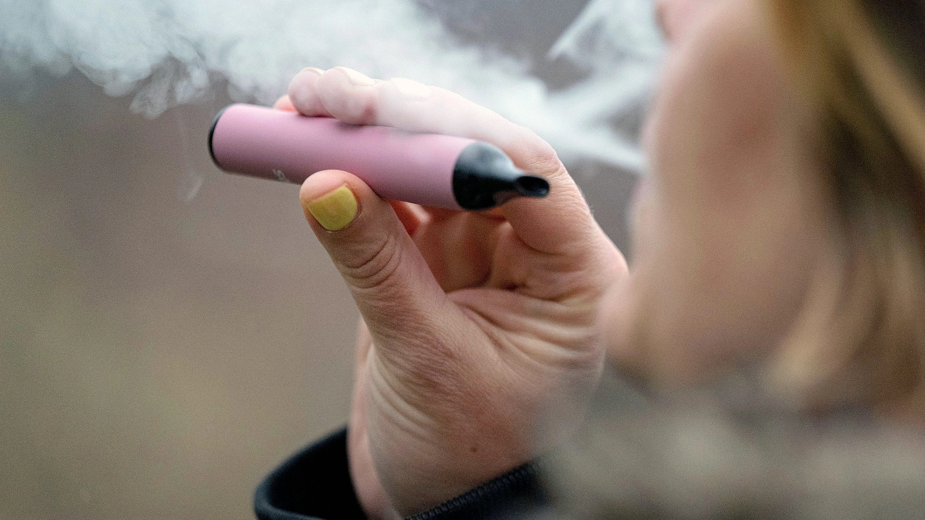 elfbar elfa master akku Die bunten E-Zigaretten, auch Vapes genannt, liegen vor allem bei  Jugendlichen im Trend. Immer mehr Jugendliche zwischen 12 – 18 Jahren  nutzen die Einweg-E-Zigaretten, die nicht nur cool aussehen, sondern auch  mit main image 1