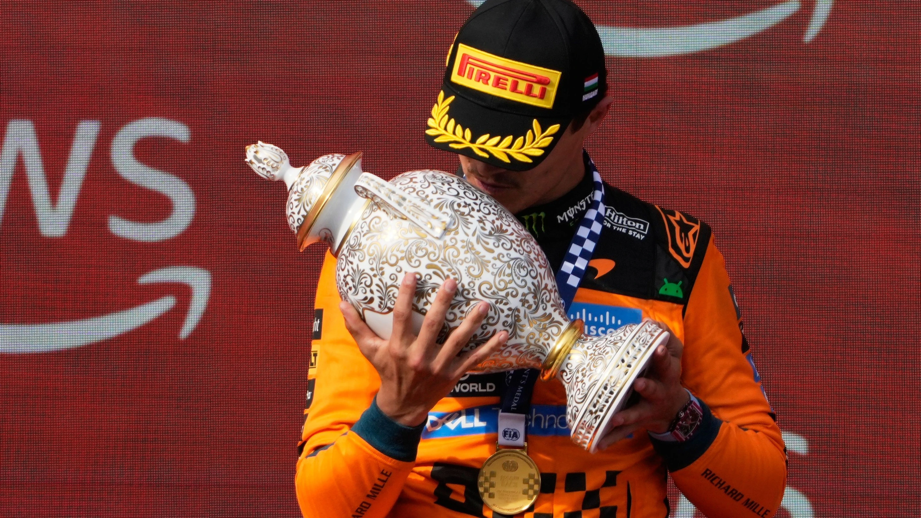 Liebkosungen für die Trophäe: Endlich hält Lando Norris mal wieder die Belohnung für den Sieger in den Händen. - dpa
