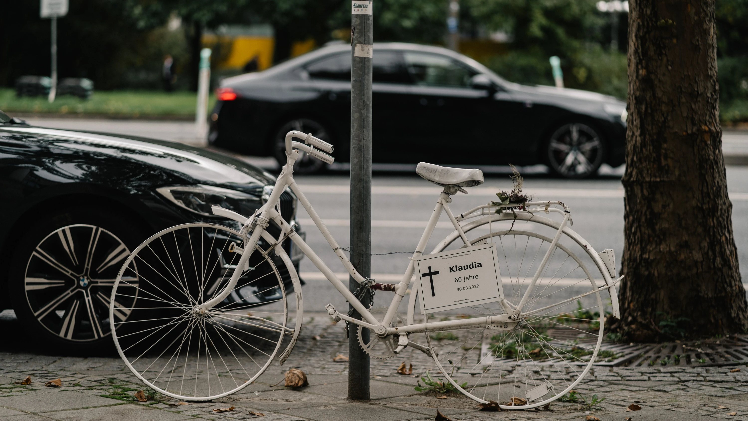 Erinnerung an Verkehrsopfer: „Ghostbikes“ zerstört und gestohlen Erinnerung an Verkehrsopfer: „Ghostbikes“ zerstört und gestohlen