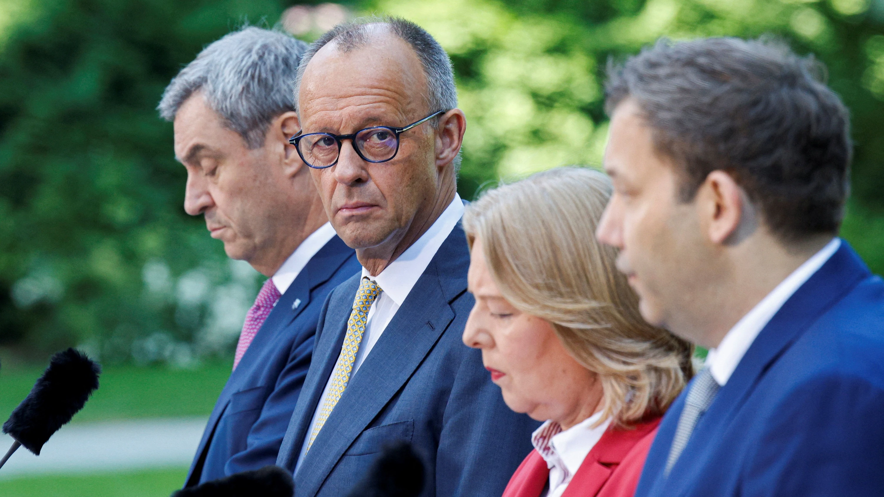 friedrich-merz-zwischen-markus.webp