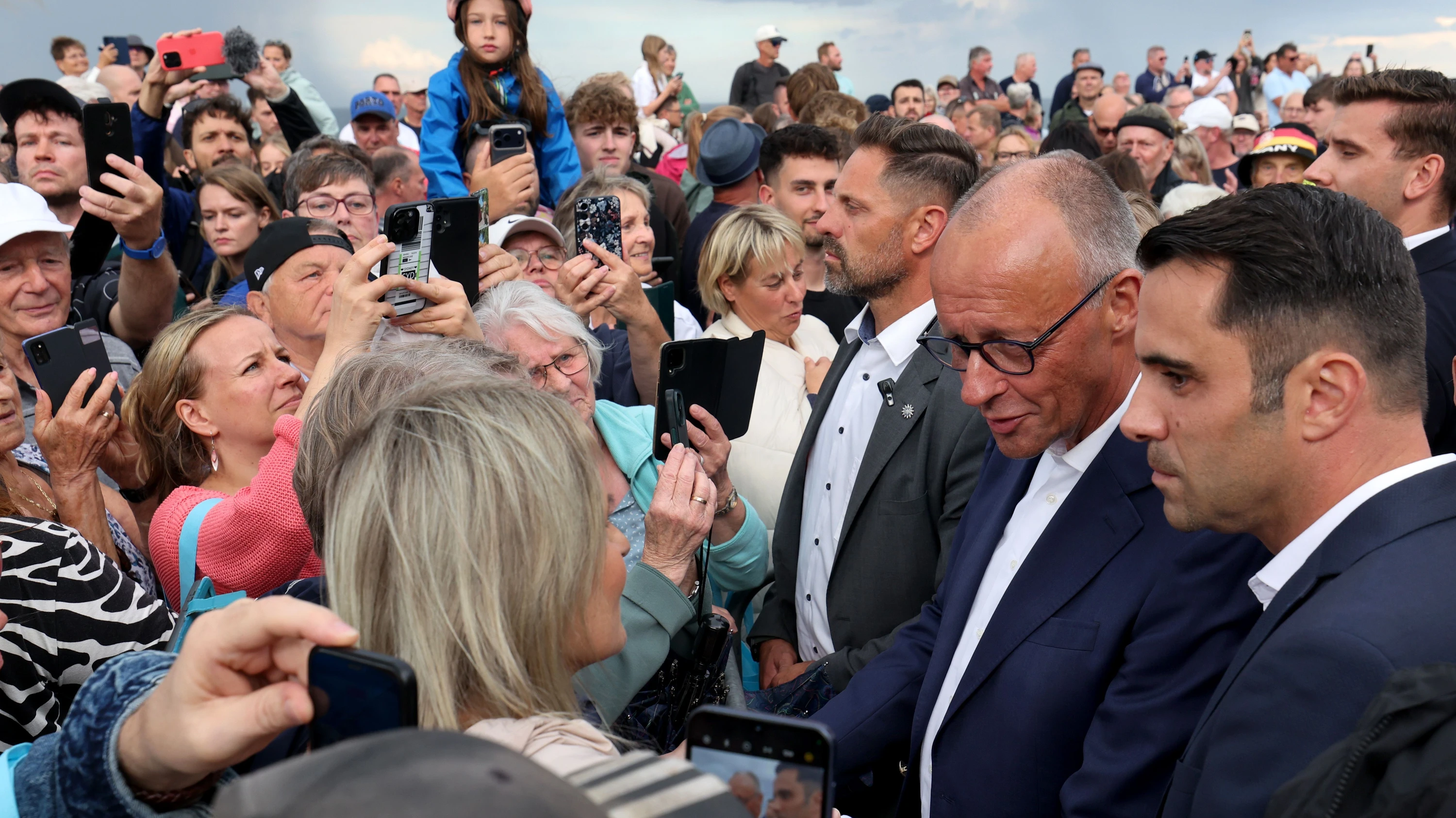 Bundeskanzler Friedrich Merz und MV-Landesvorsitzender Daniel Peters beim Gespräch mit Bürgern in Kühlungsborn Ende August - dpa