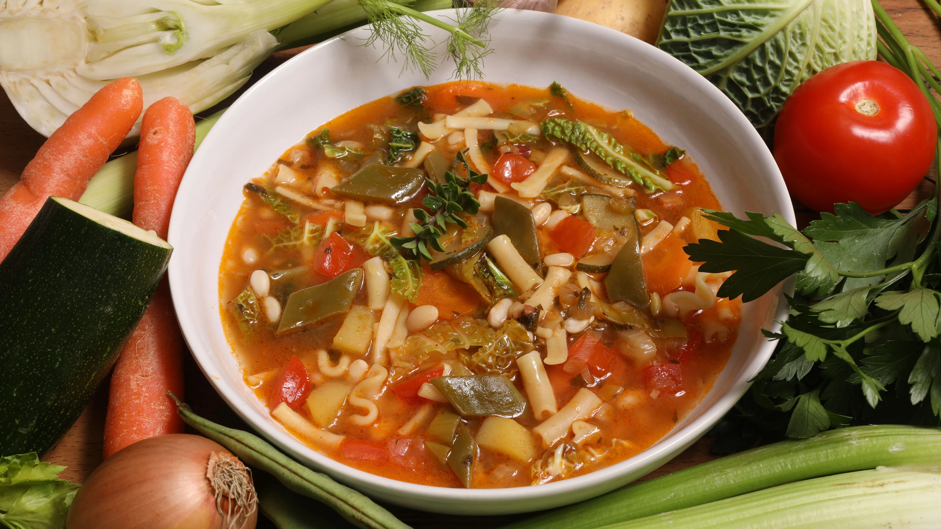 Rezept für Minestrone: Der deftig-gesunde Suppenklassiker aus Italien