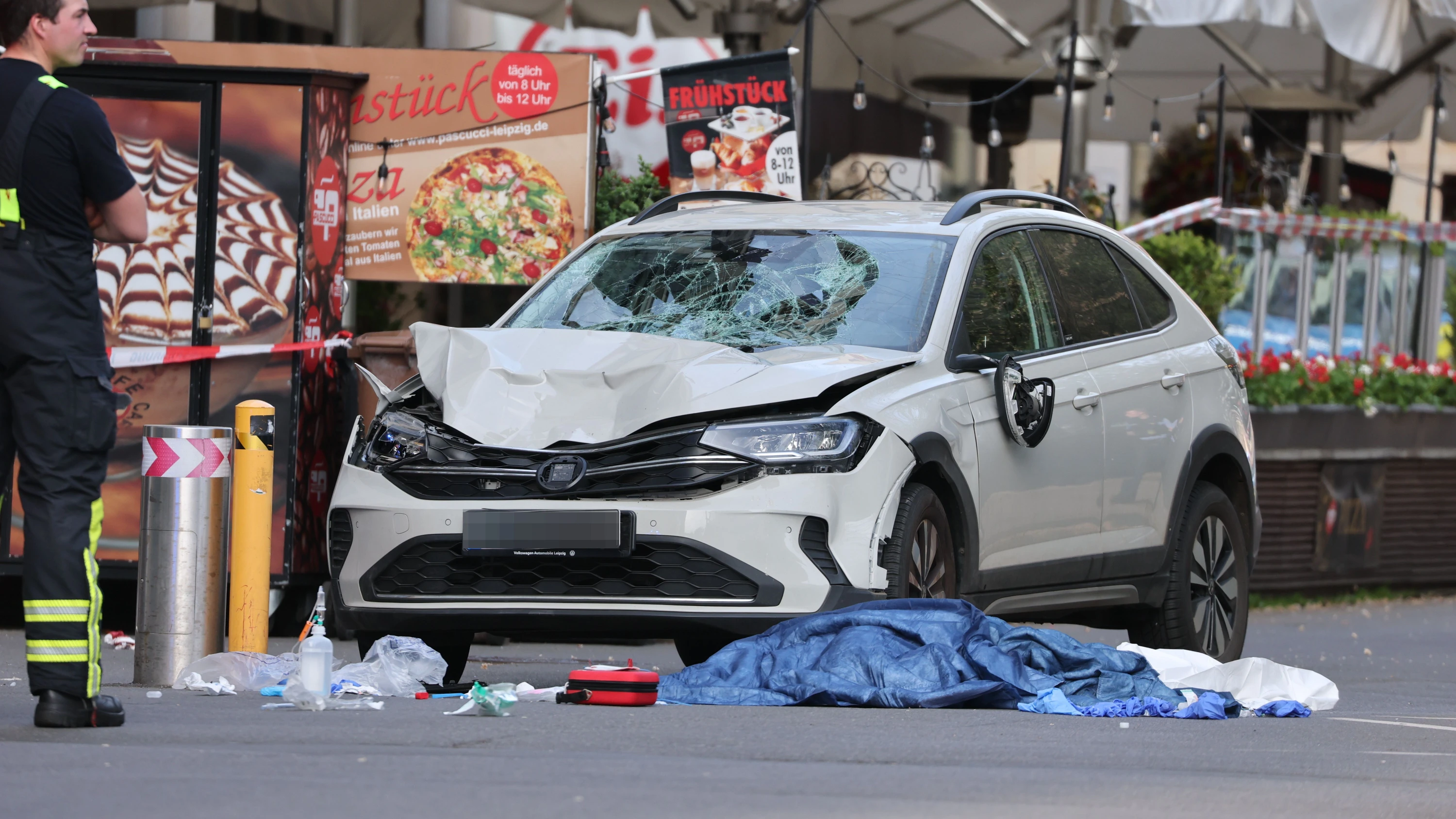Image for the news : „Unübersichtliche Lage“: Auto fährt in Leipziger Innenstadt in Menschengruppe – zwei Tote