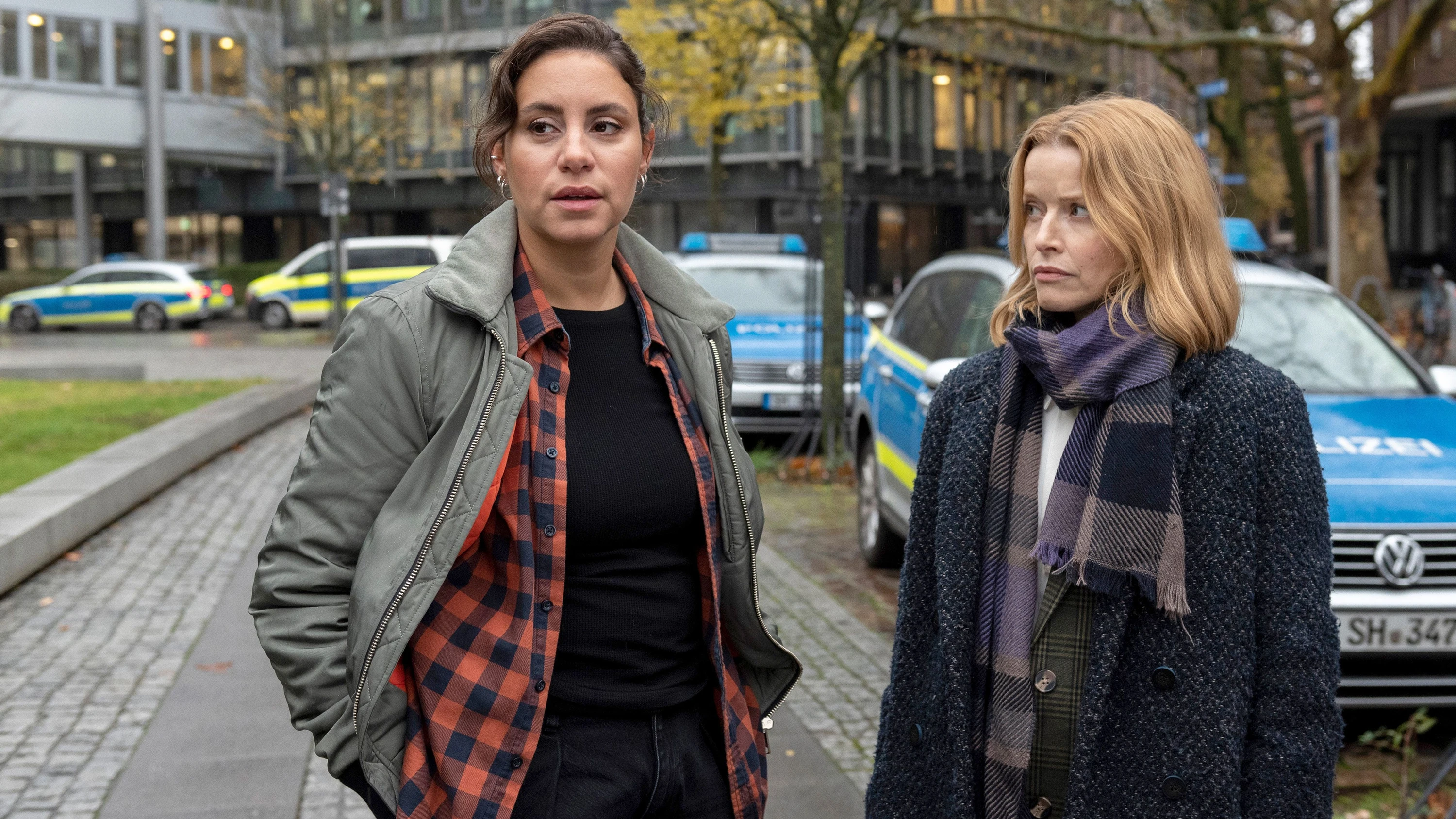 Skepsis und wachsendes Verständnis: Mila Şahin (Almila Bağrıaçık, l.) mit der Kriminalpsychologin Elli Krieger (Karoline Schuch) - NDR/Thorsten Jander