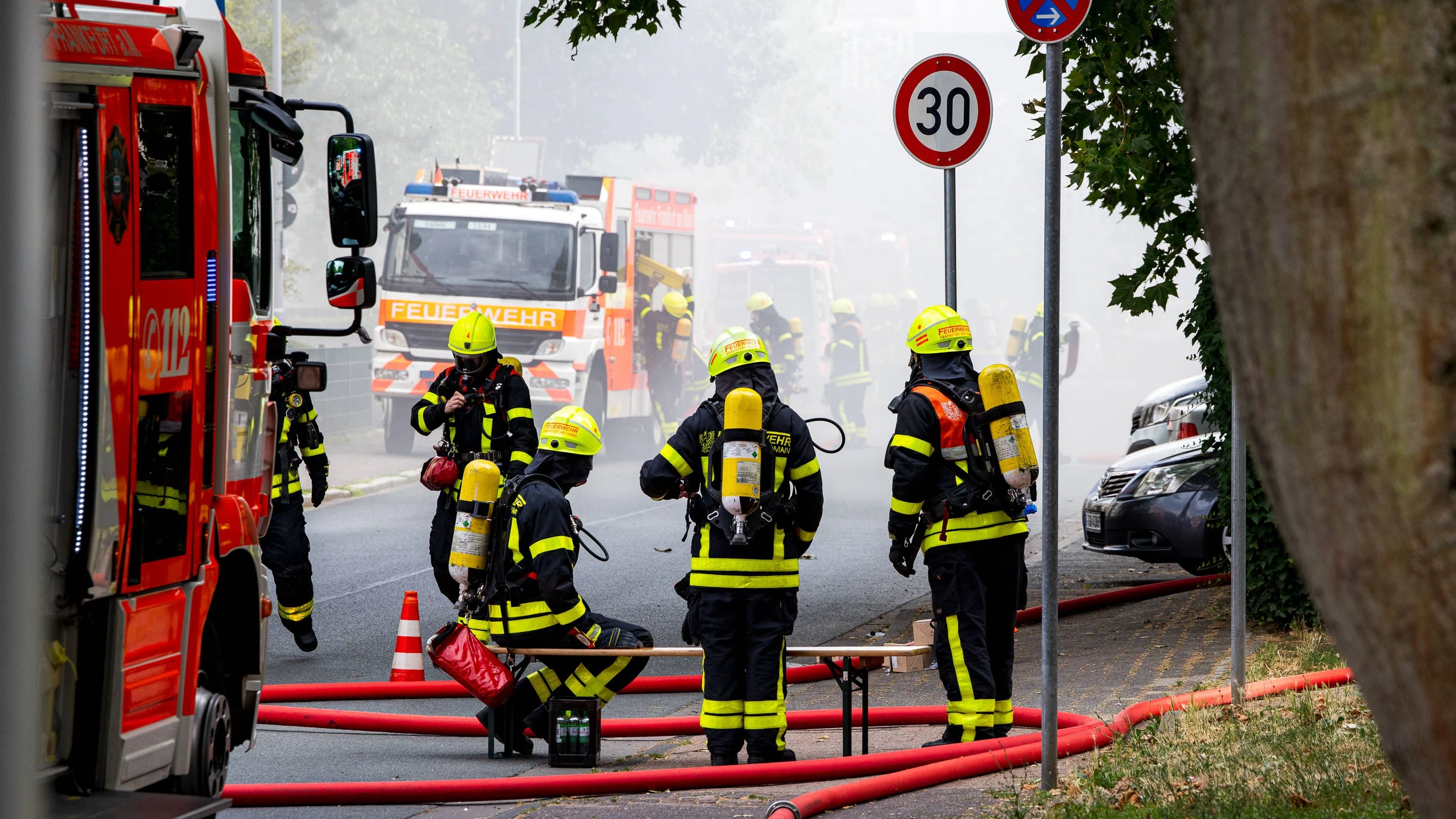 Bild: Rhein-Main-Liveblog: Frankfurt: Wohnhausbrand beschäftigt Feuerwehr auch am Folgetag