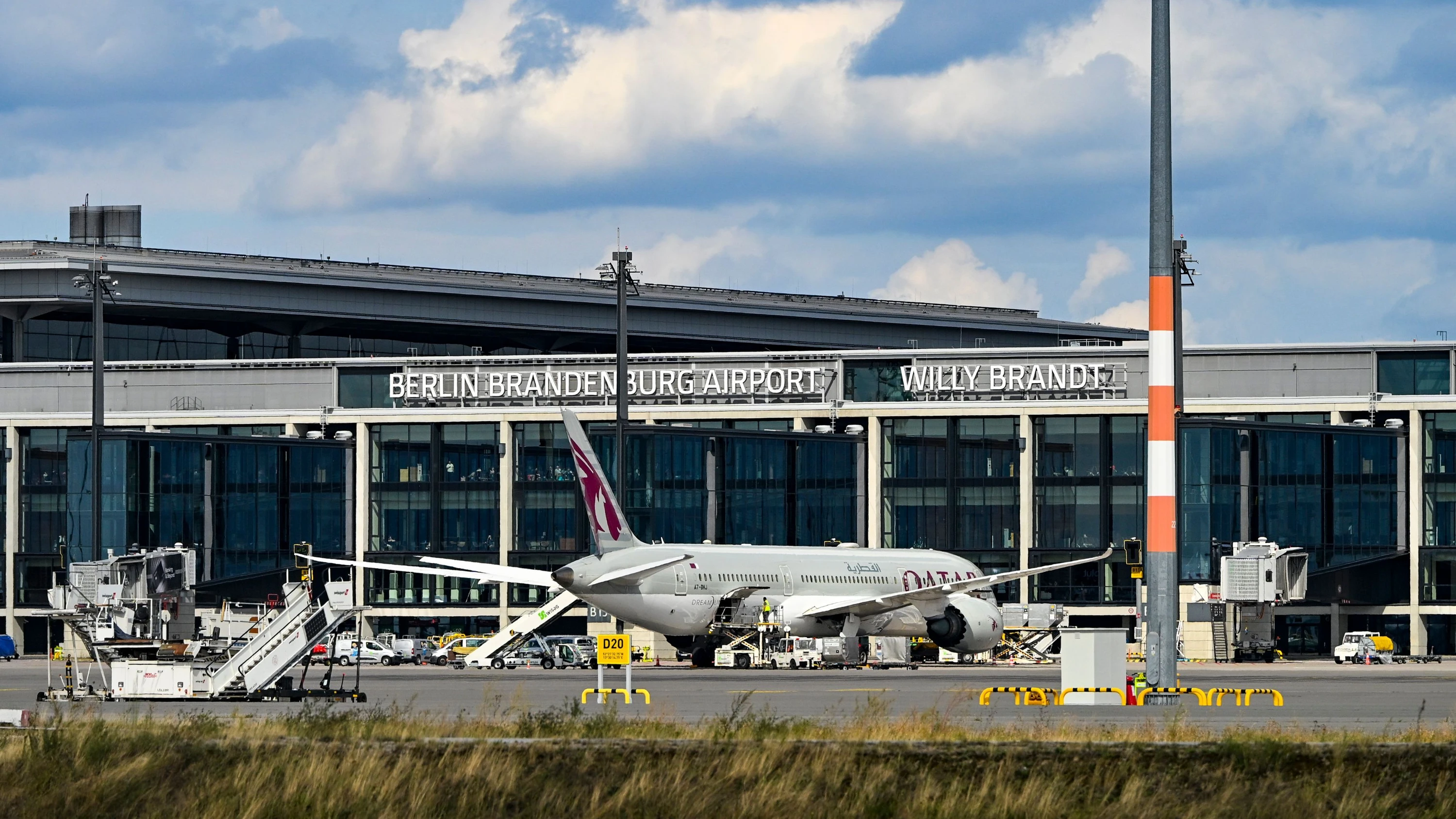 Deutschland-Liveblog: Polizei räumt Terminal im BER wegen möglichen Gefahrguts