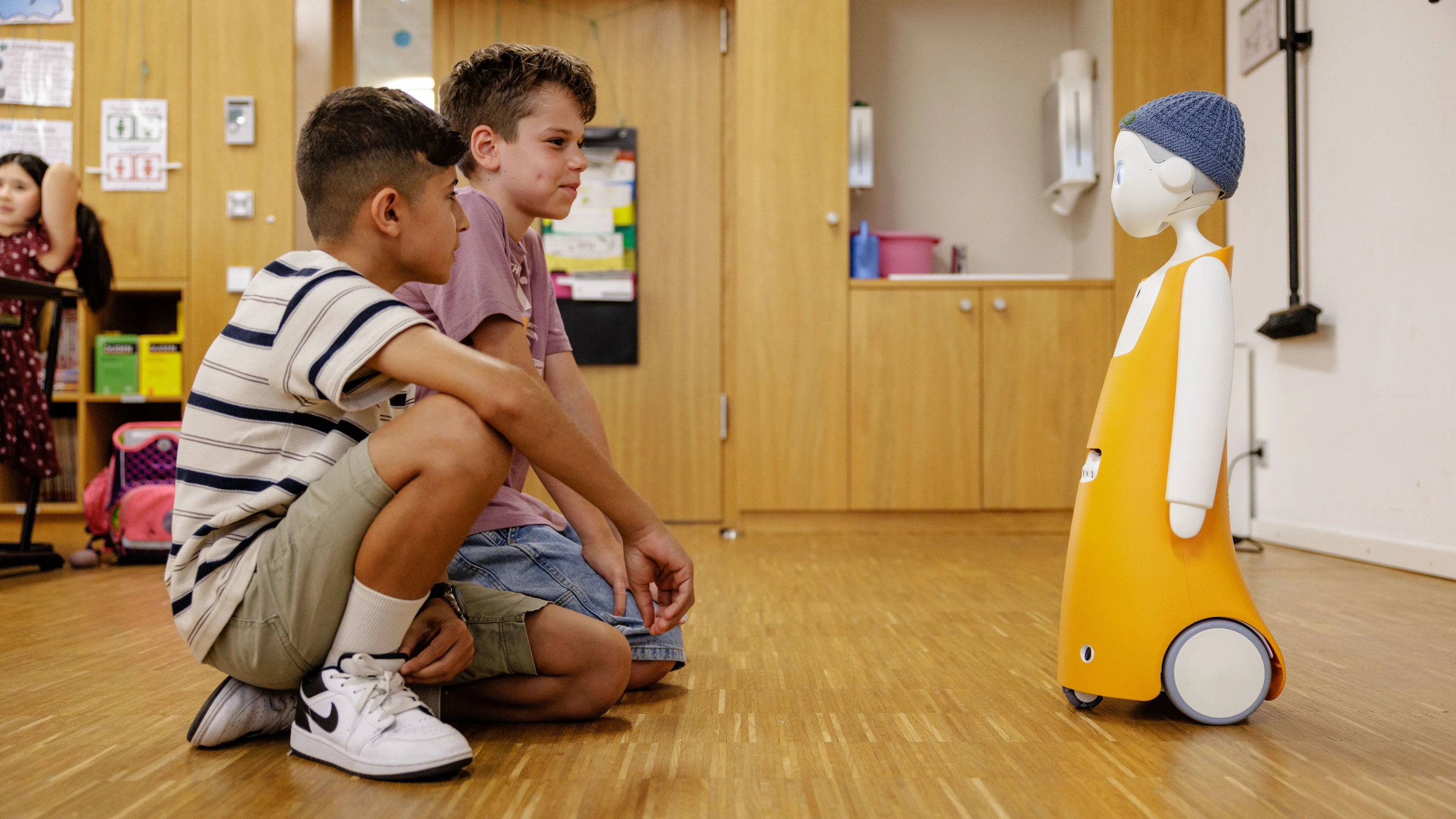 Wie sollen wir weitermachen? Grundschüler mit dem KI gestützten Erzählroboter des Forschungsprojekt „RobotErzählen“ von aim. - Emil Eichinger