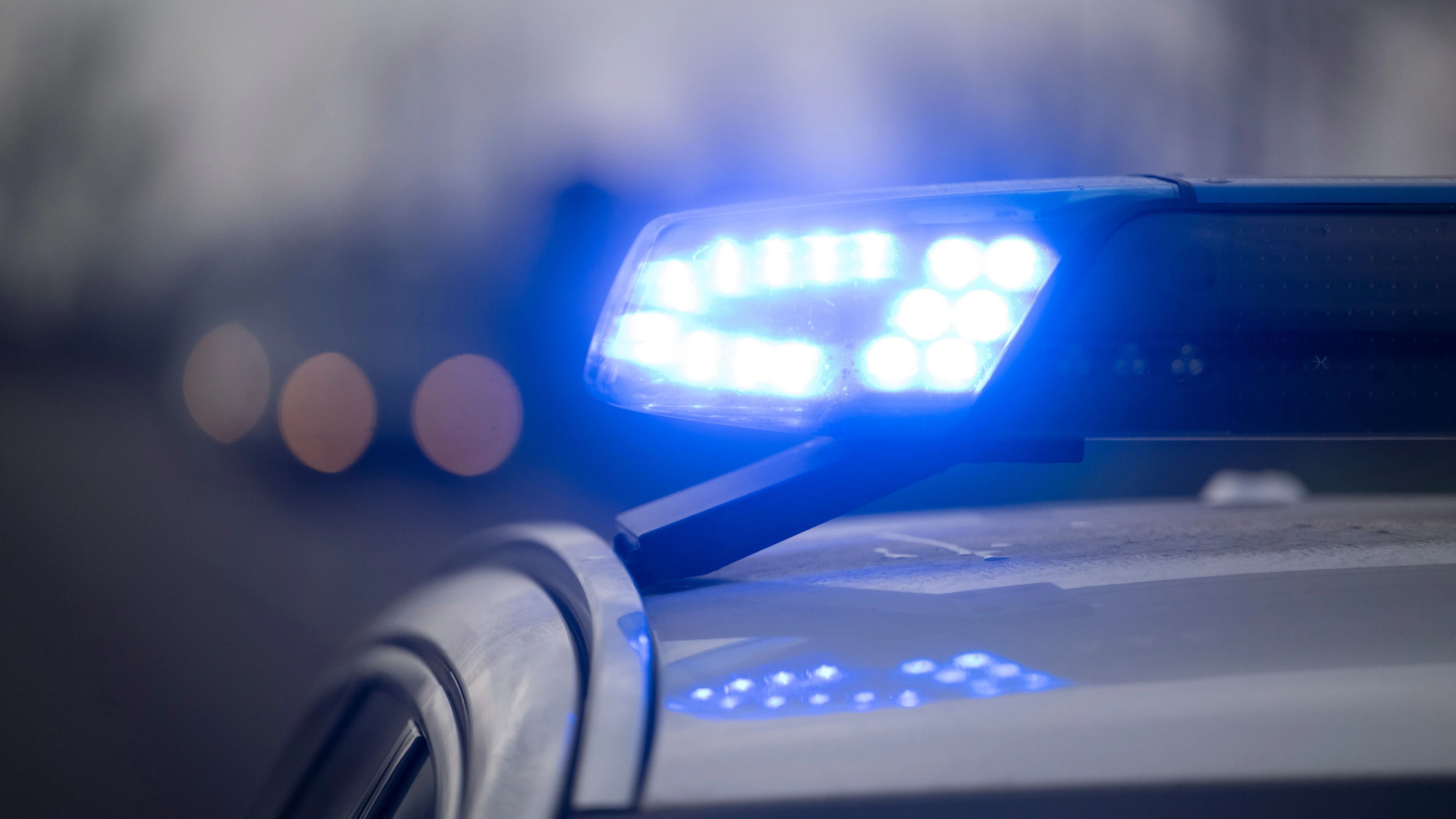 Seltsamer Fund: Ein blutverschmiertes Auto im Wald von Lorsbach hat der Polizei Rätsel aufgegeben (Symbolbild). - dpa