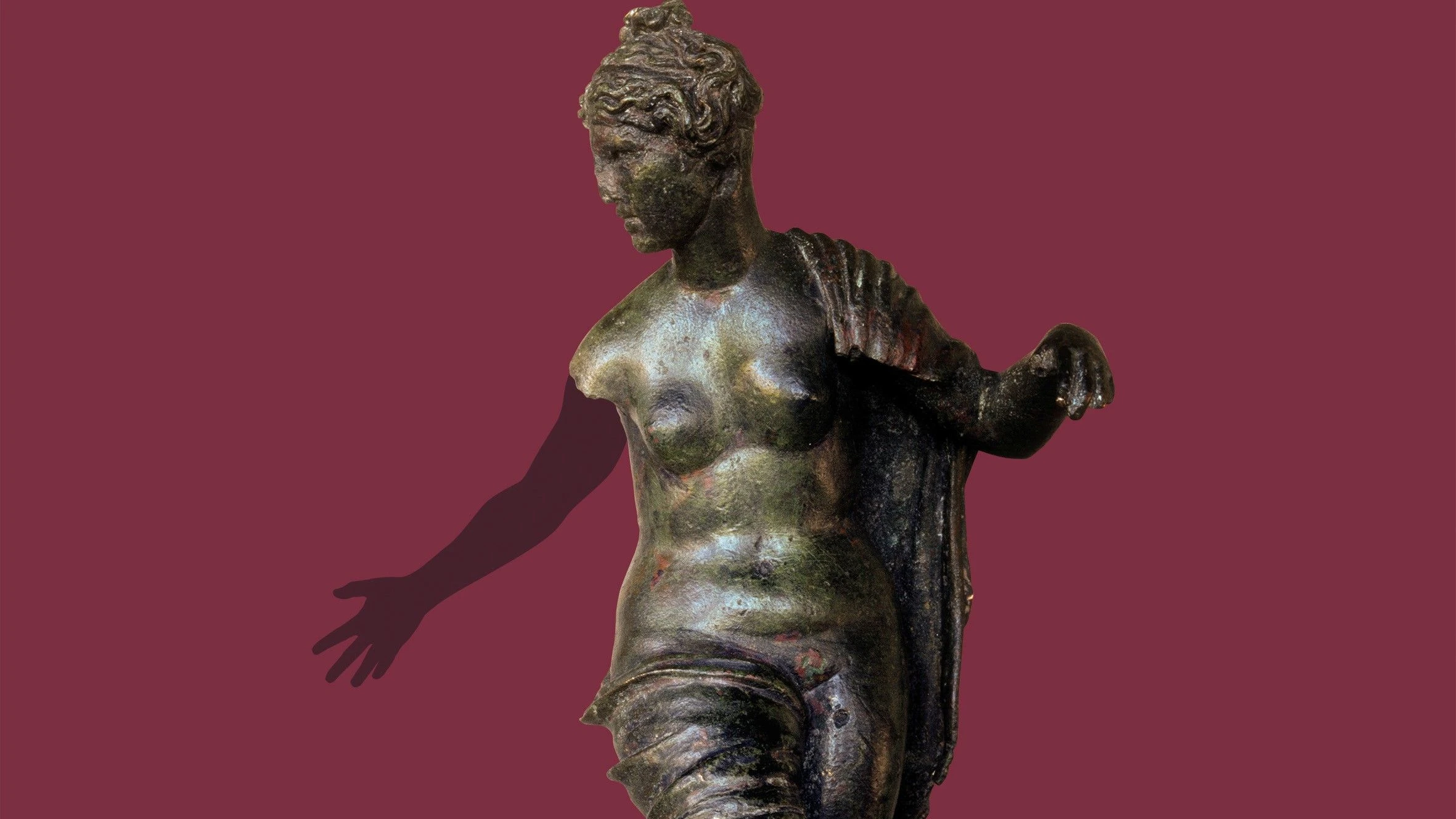 Gerade die Liebesgöttin kickt: Die römische Venusstatuette aus Augsburg ist vom Typus der „Sandalenbinderin“, daher passt sie gut in die sportive Ikonographie der Ausstellung „Römer am Elfmeterpunkt“. - KMA/M. Harrer