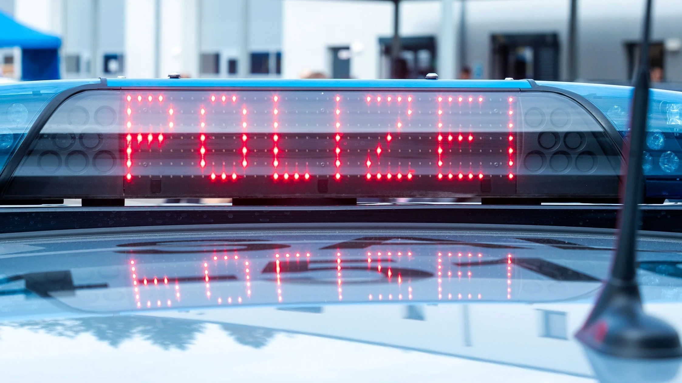 Ein Polizeiwagen im Einsatz (Symbolbild). - Laszlo Pinter/dpa
