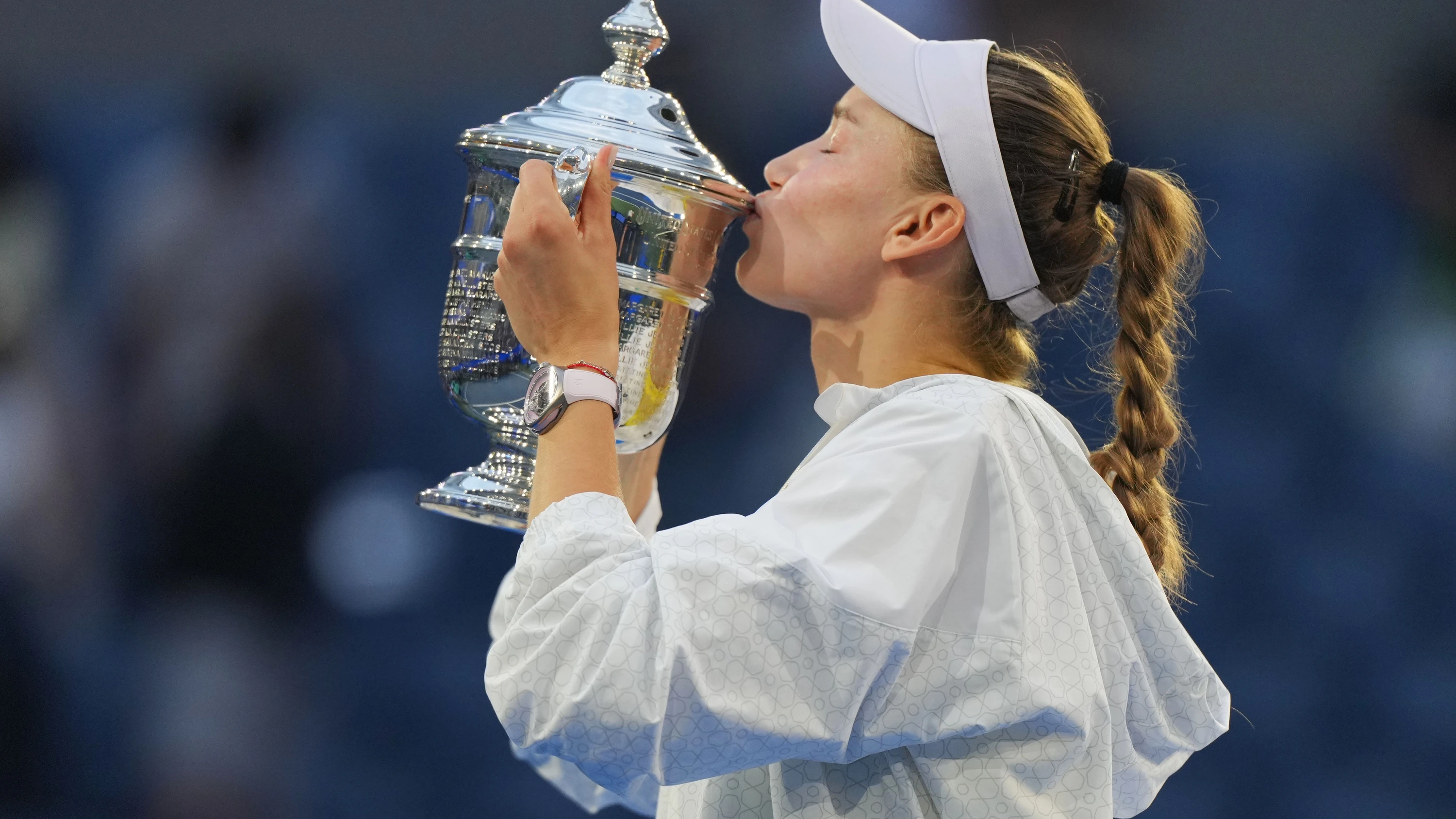 Küsschen für den Pokal: Jelena Rybakina feiert ihren großen Triumph. - dpa