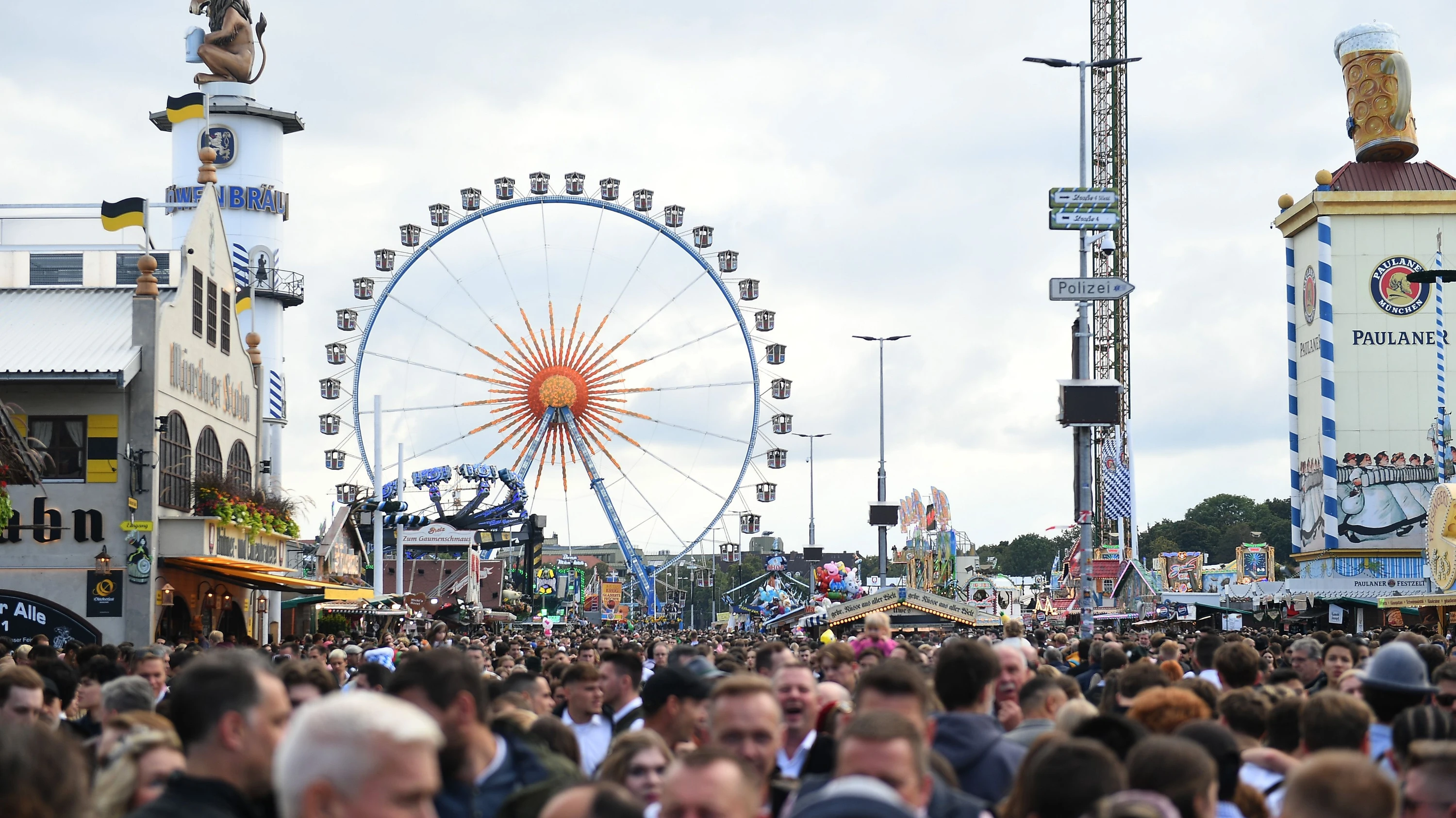 Den Schauplatz kennt jeder: das Oktoberfest in München im vergangenen Jahr. - dpa