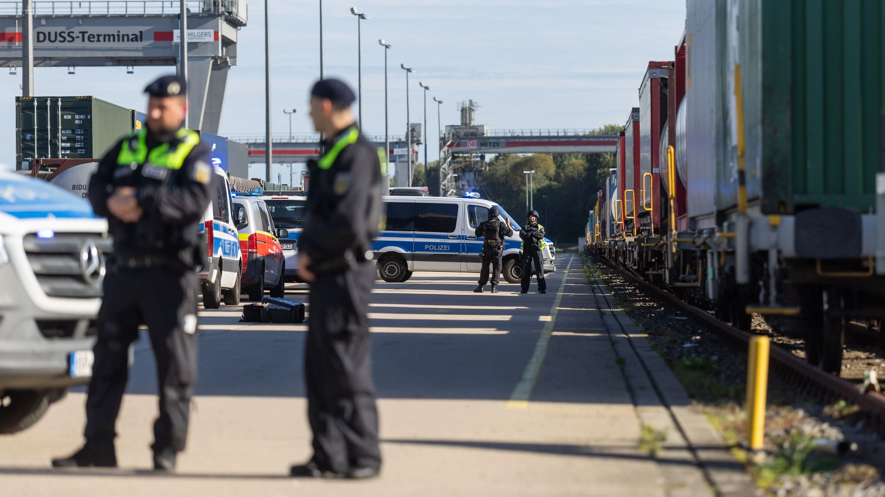 Im Rahmen der Übung „Red Storm Charlie“ wird am 25. September in einem Umschlagbahnhof in Hamburg die Sabotage eines Militärtransports simuliert. Einsatzkräfte der Bundespolizei sichern den Zug. - Lucas Bäuml