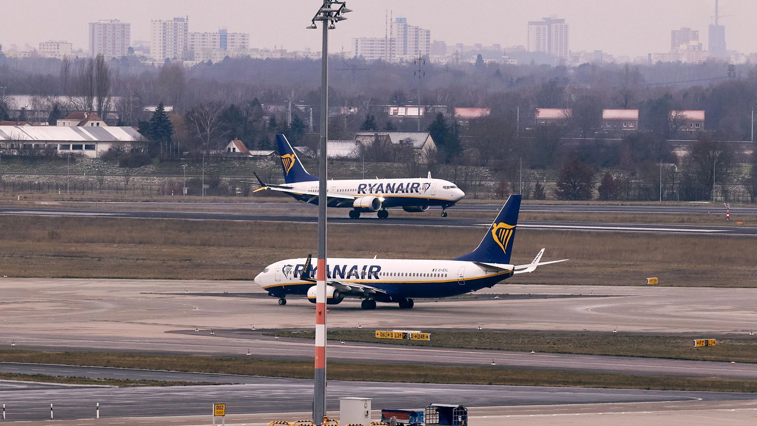 Unterwegs nach Memmingen: Flugzeugfenster bricht – Ryanair-Maschine kehrt um Auf ihrem Ryanair-Flug nach Bayern hören Passagiere kurz nach dem Start einen lauten Knall: eine Fensterscheibe ist zerbrochen. Mitreisende müssen den dort sitzenden Mann festhalten.