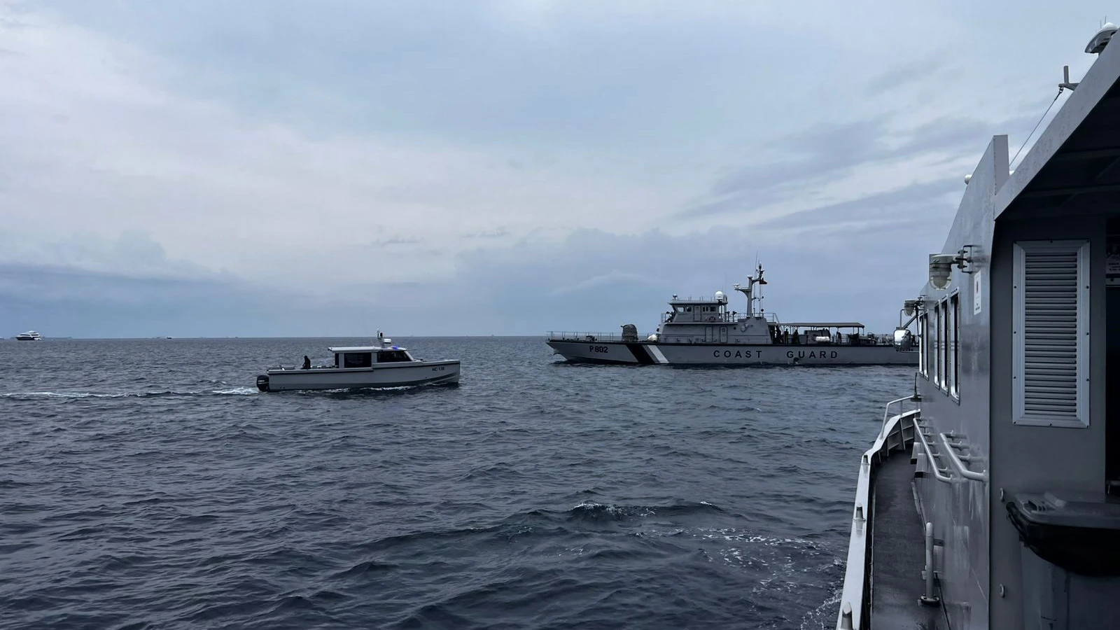Ein Boot der Küstenwache und andere Schiffe, die bei der Suche nach vermissten italienischen Tauchern eingesetzt wurden - dpa