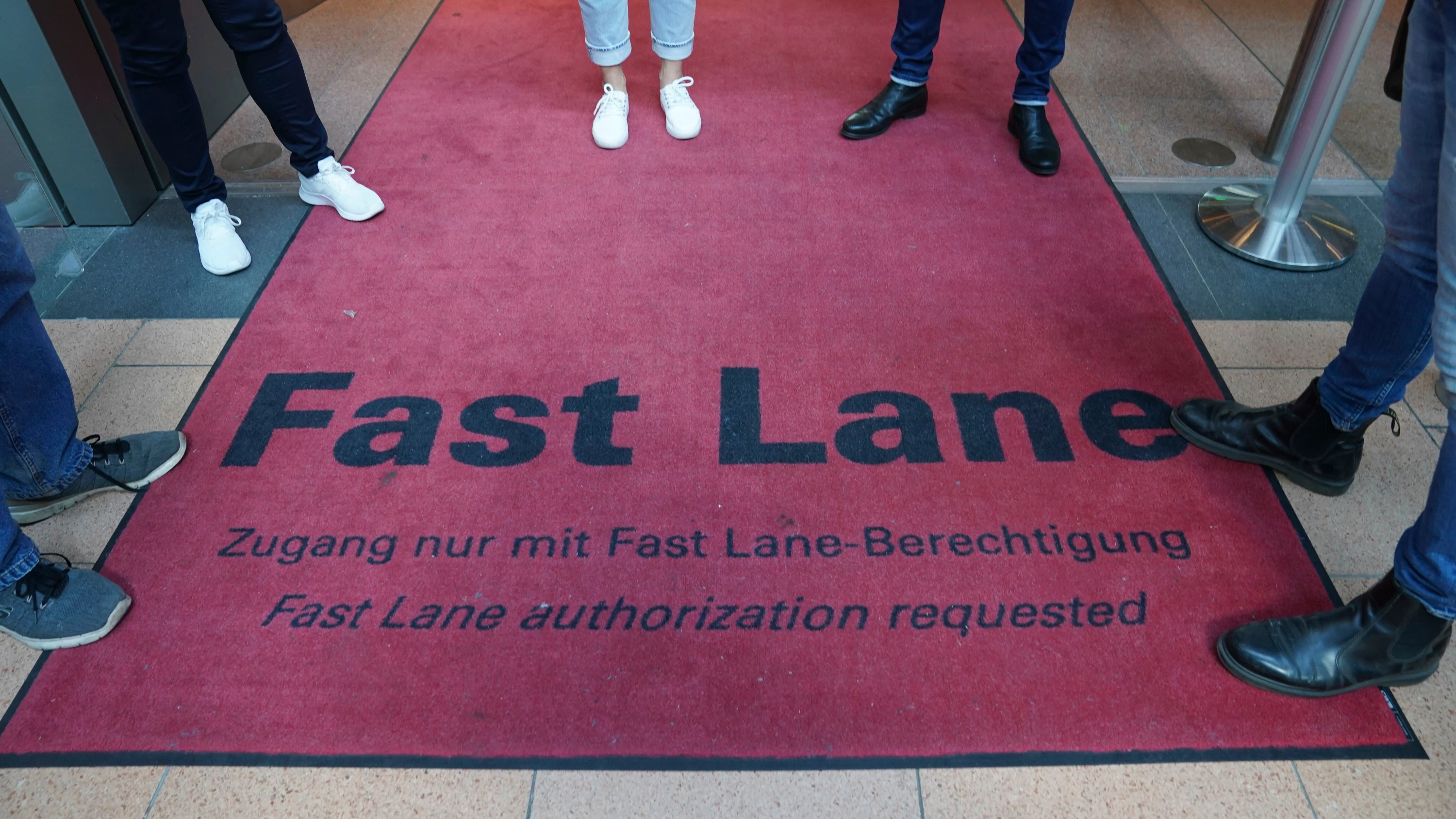 Roter Teppich: Die „Fast Lane“ vor den Sicherheitskontrollen im Abflugbereich des Hamburger Flughafens - Picture Alliance