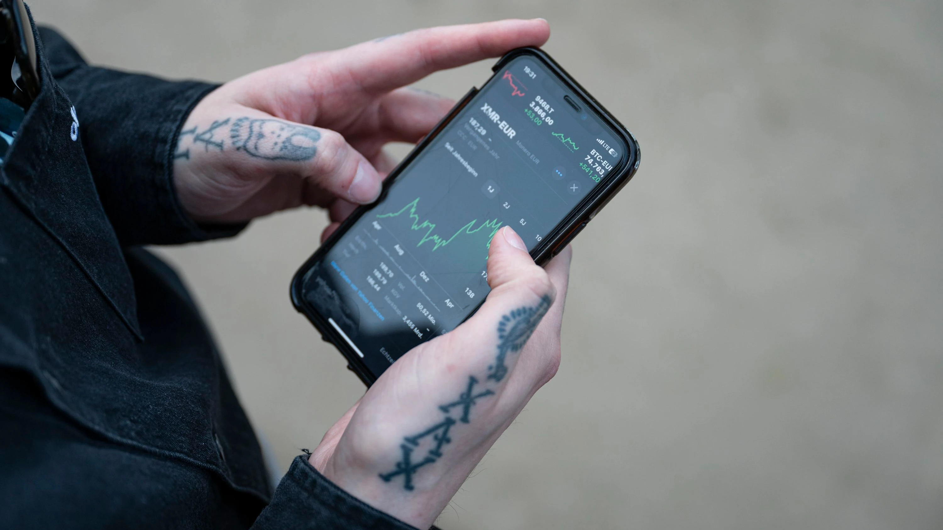 Das Depot im Blick: Über Smartphones werden immer mehr Wertpapiertransaktionen getätigt. - Sophie Boyer