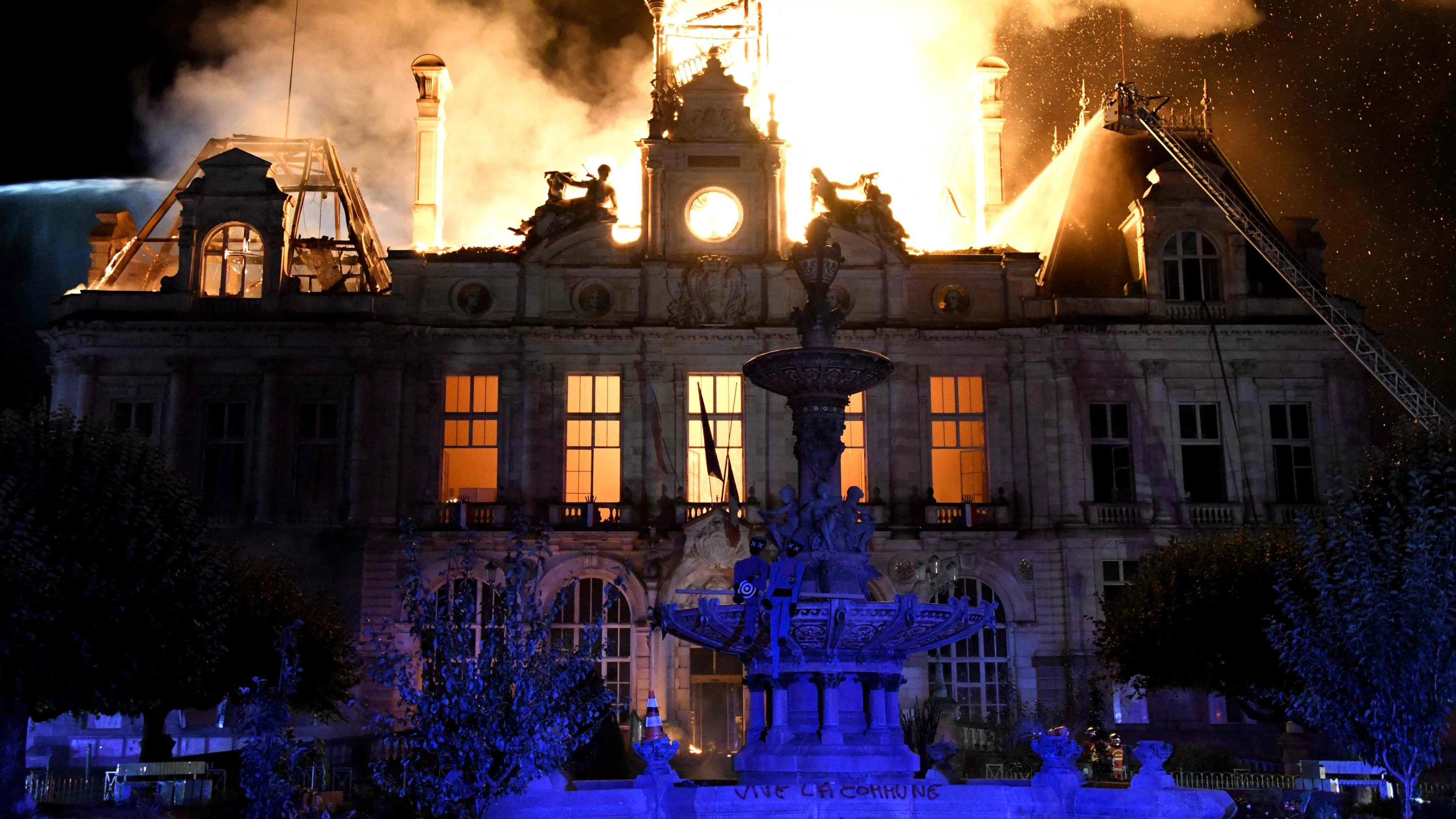 Unruhen in Frankreich: Demonstranten brennen Rathaus von Limoges nieder