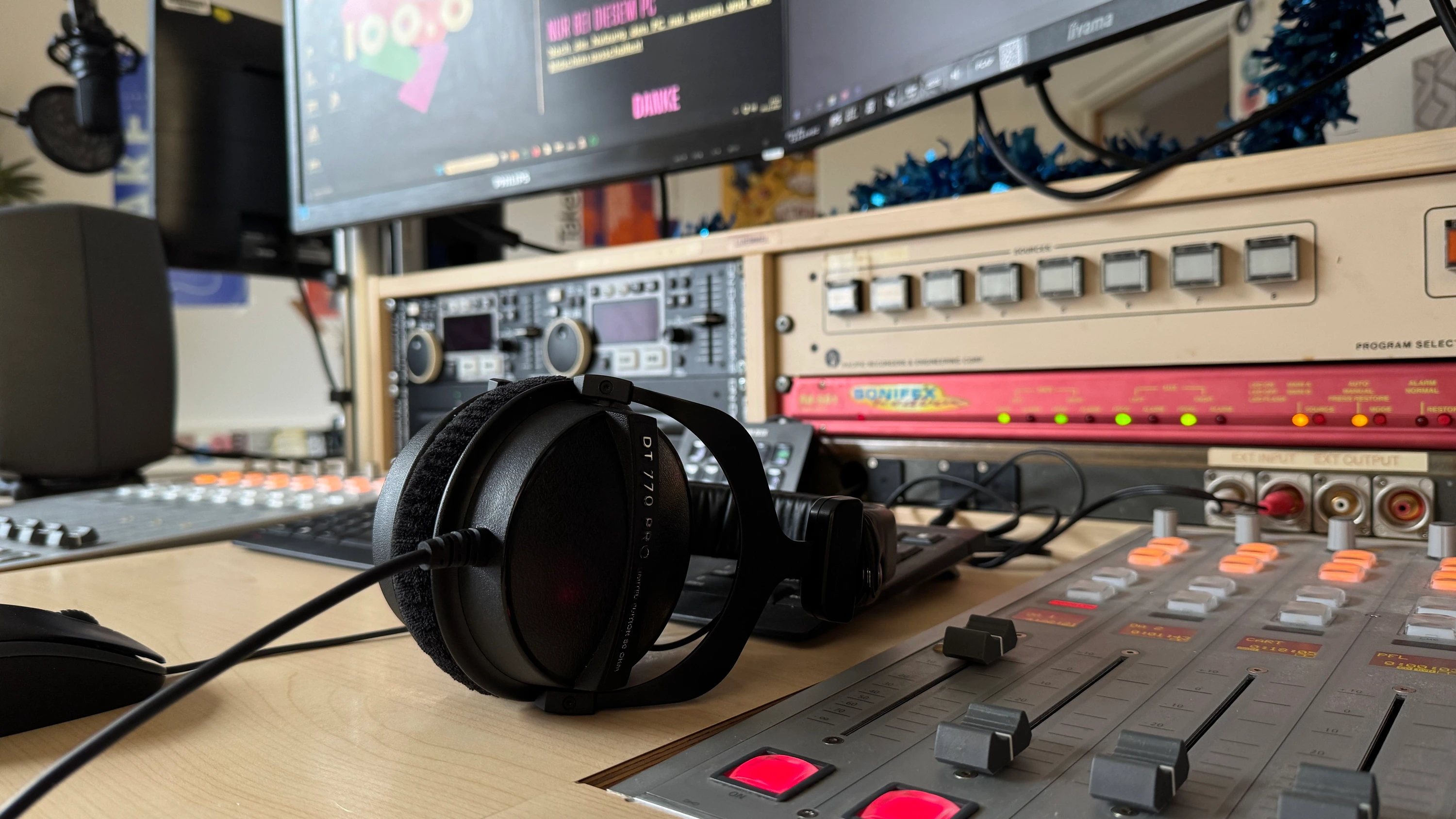 Uniradios: Immer noch auf Sendung Streaming & Co. zum Trotz: Die mehr als 70 Hochschulsender in Deutschland ziehen weiter Nachwuchs an. Manche wollen dort „produktiv abhängen, andere erhoffen sich einen Einstieg in die Welt der Medienberufe.