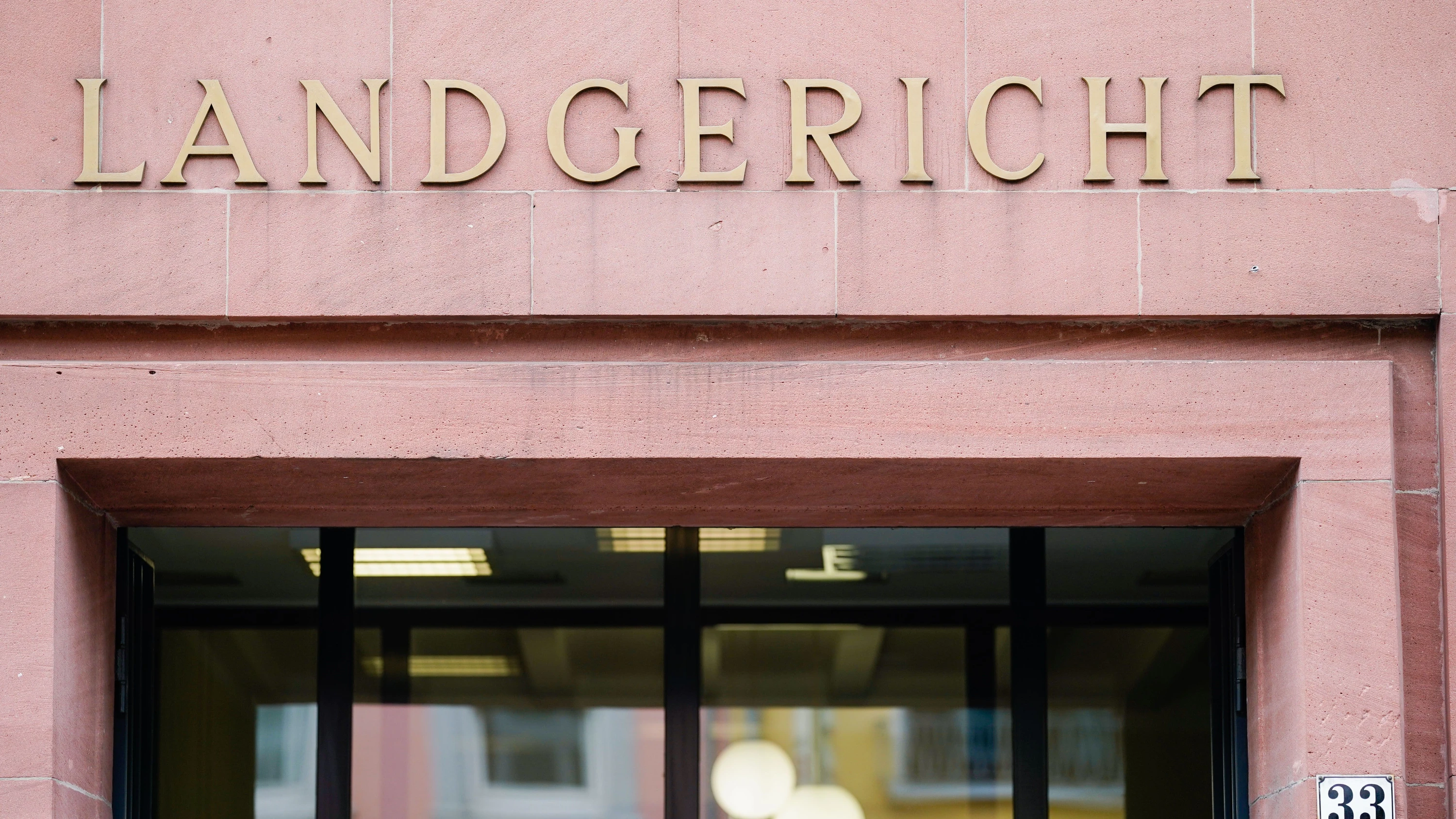 Landgericht Frankenthal: Frau mit 43 Stichen getötet – Ehemann wegen Mordes verurteilt Ein 40 Jahre alter Mann hat mit einem Messer auf seine Frau eingestochen. Sie starb an Blutverlust. Laut Urteil handelte er aus Eifersucht und Wut – und muss nun lebenslang in Haft.