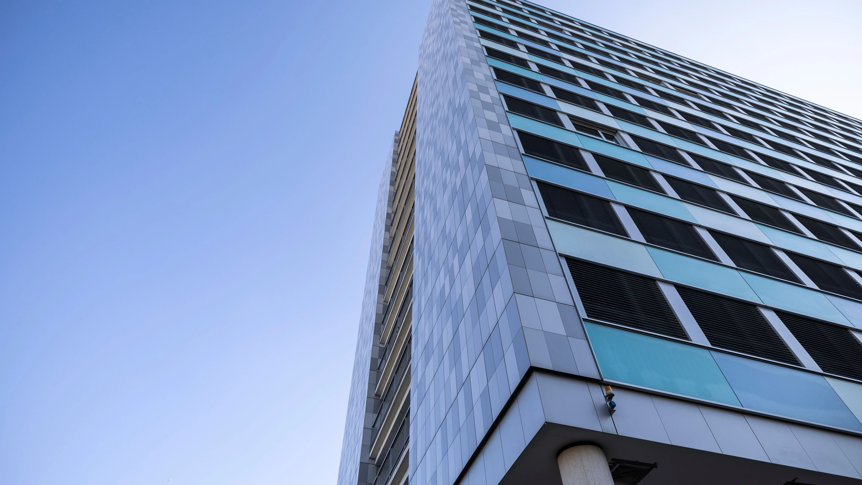 Bild: Kollegin schwer verletzt: Messerangriff im Statistischen Bundesamt