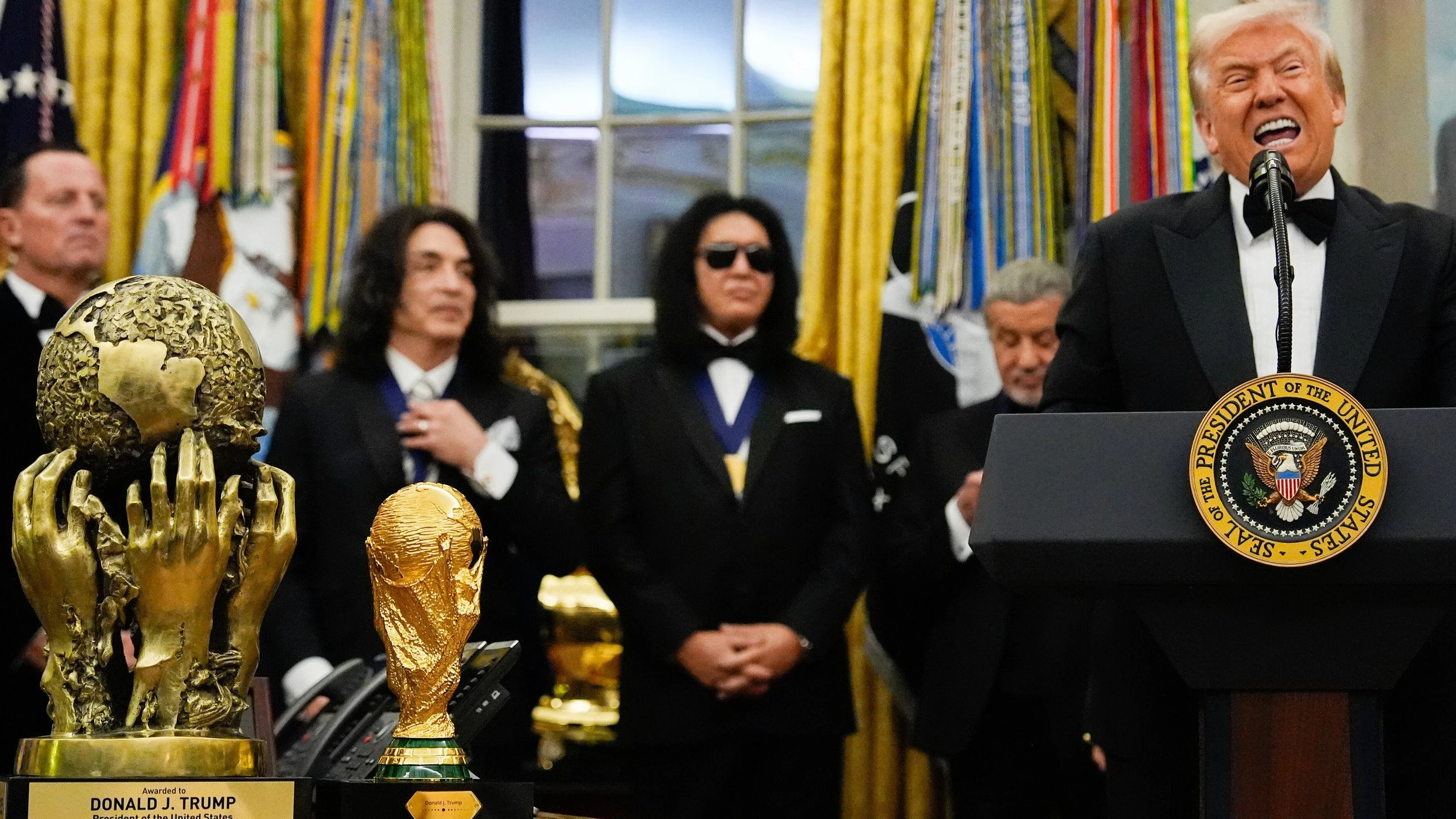 Wegen US-Präsident Trump: Sollte der deutsche Fußball über einen WM-Boykott nachdenken? Wegen US-Präsident Trump: Sollte der deutsche Fußball über einen WM-Boykott nachdenken?