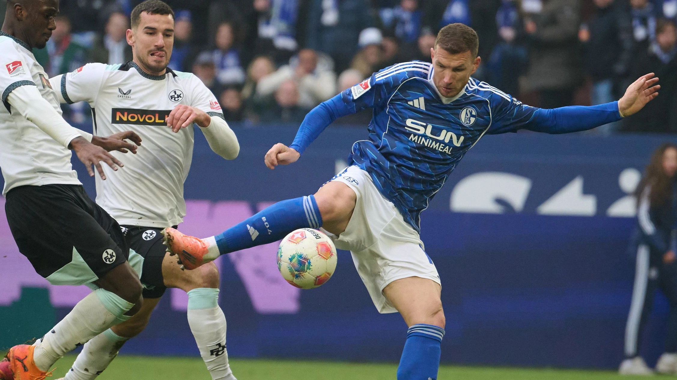 Neuzugang Trifft: Džeko rettet Schalke bei seinem Debüt einen Punkt Neuzugang Trifft: Džeko rettet Schalke bei seinem Debüt einen Punkt