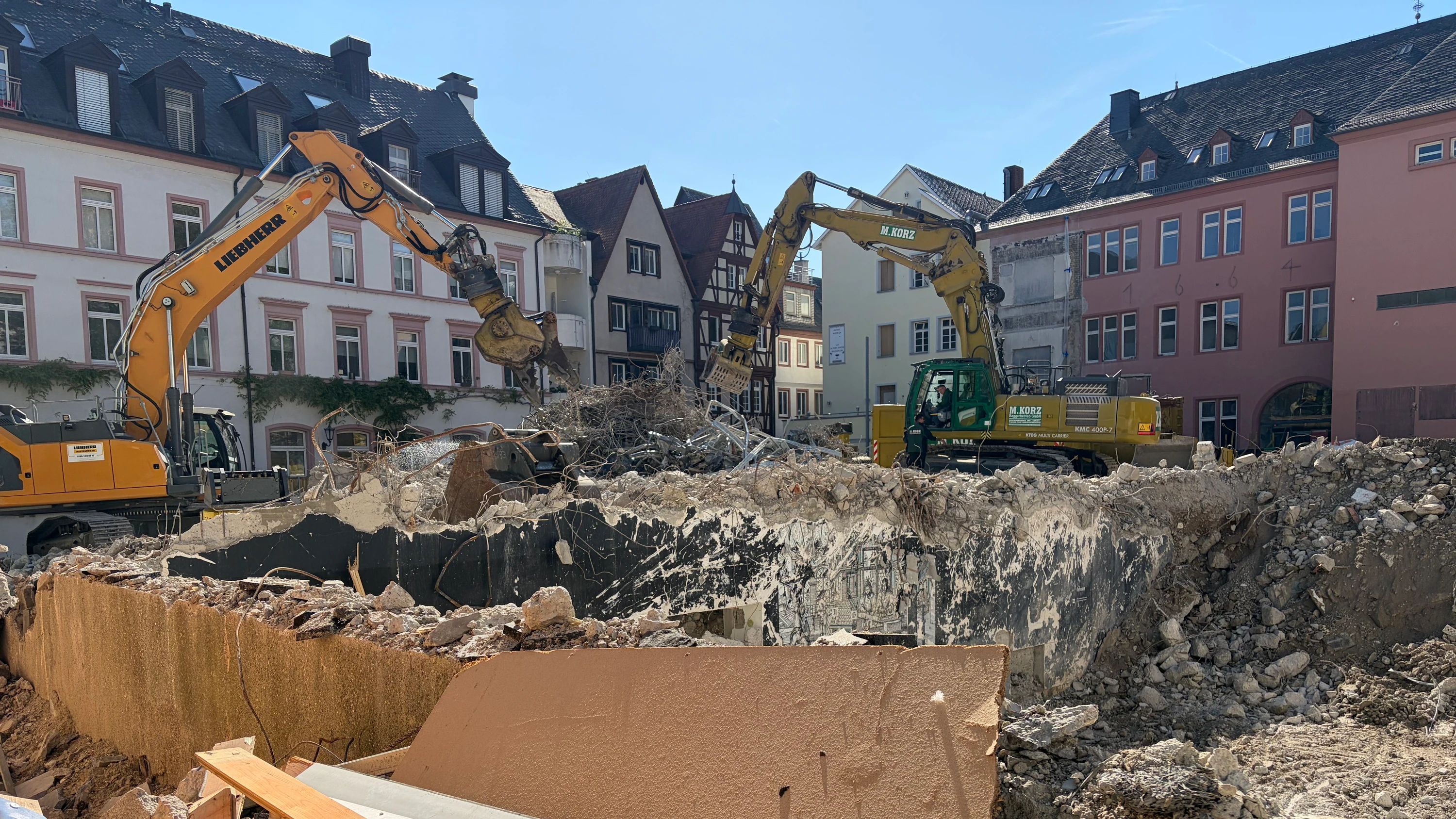 Abbruchunternehmen: Um Platz für das neue Gutenberg-Museum zu schaffen, ist der 65 Jahre alte Schell-Bau niedergelegt worden. - Markus Schug