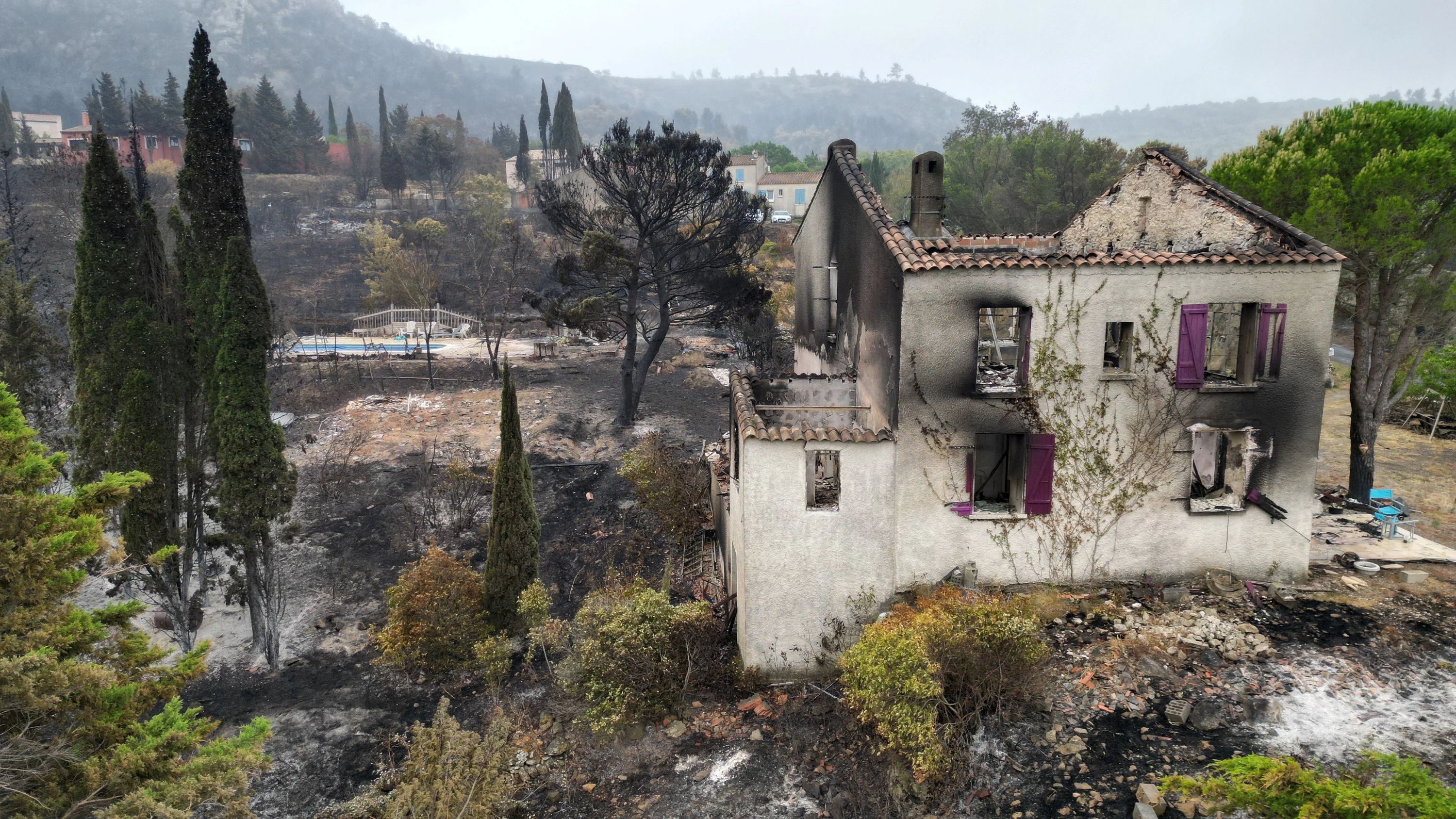 Bild: Ferienhaus in Flammen: Bevor der Funke überspringt