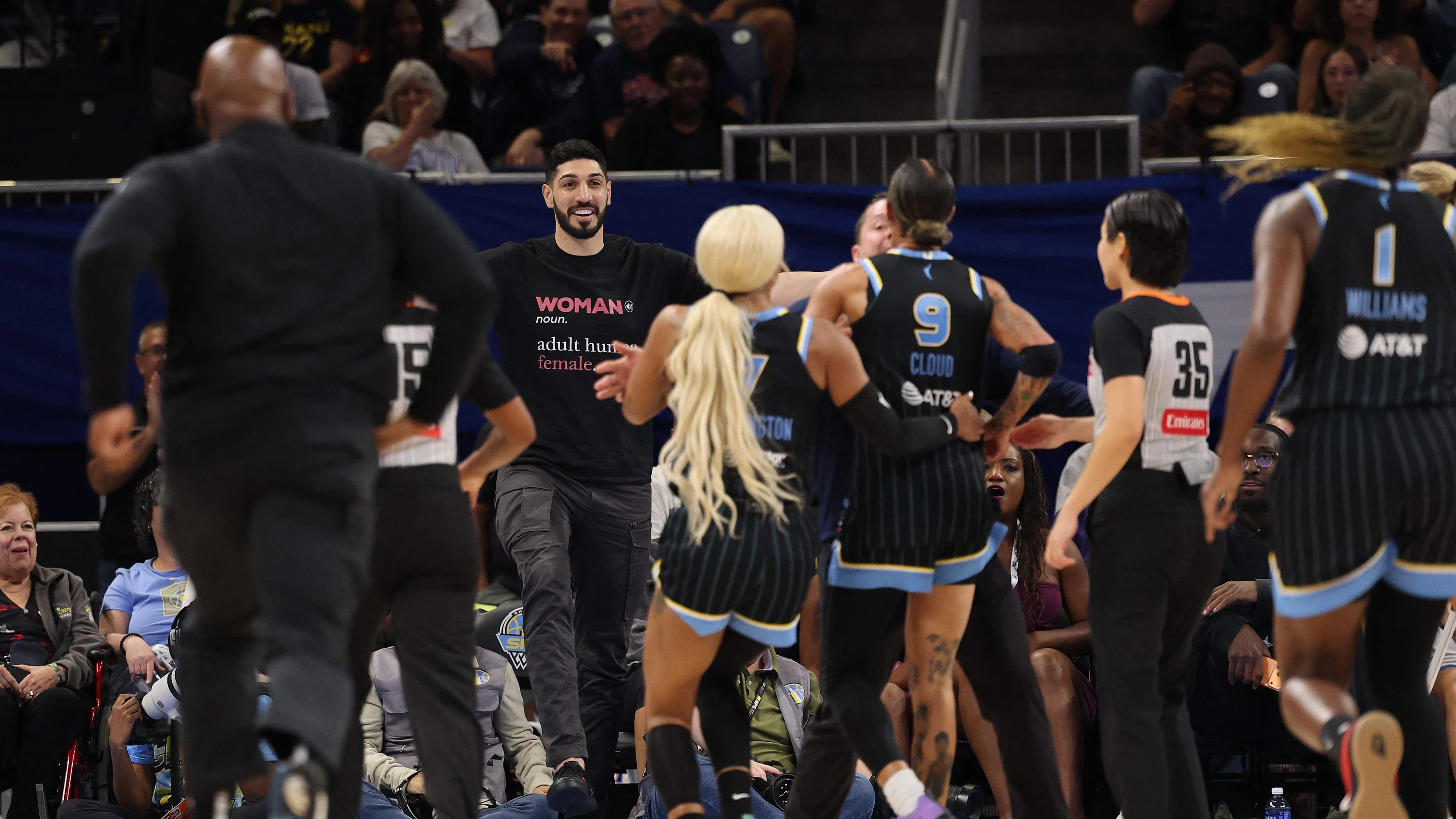 In der Debatte um die Teilnahme von Transgender-Frauen an der WNBA sorgt Enes Kanter Freedom unter anderem mit einem Shirt für Unruhe. - AFP