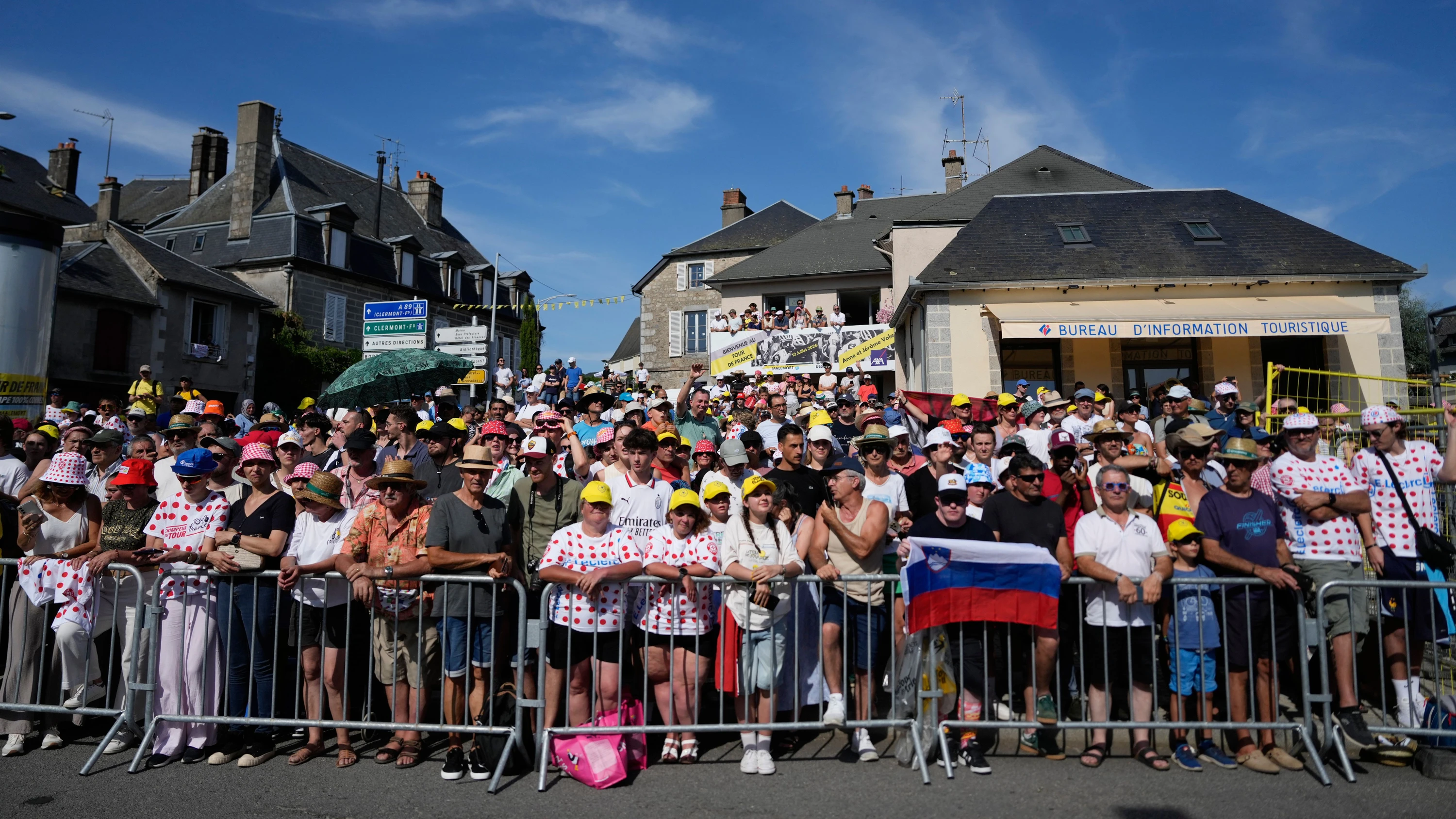 Tour de France: Pressewagen fährt in Absperrung – acht Menschen verletzt