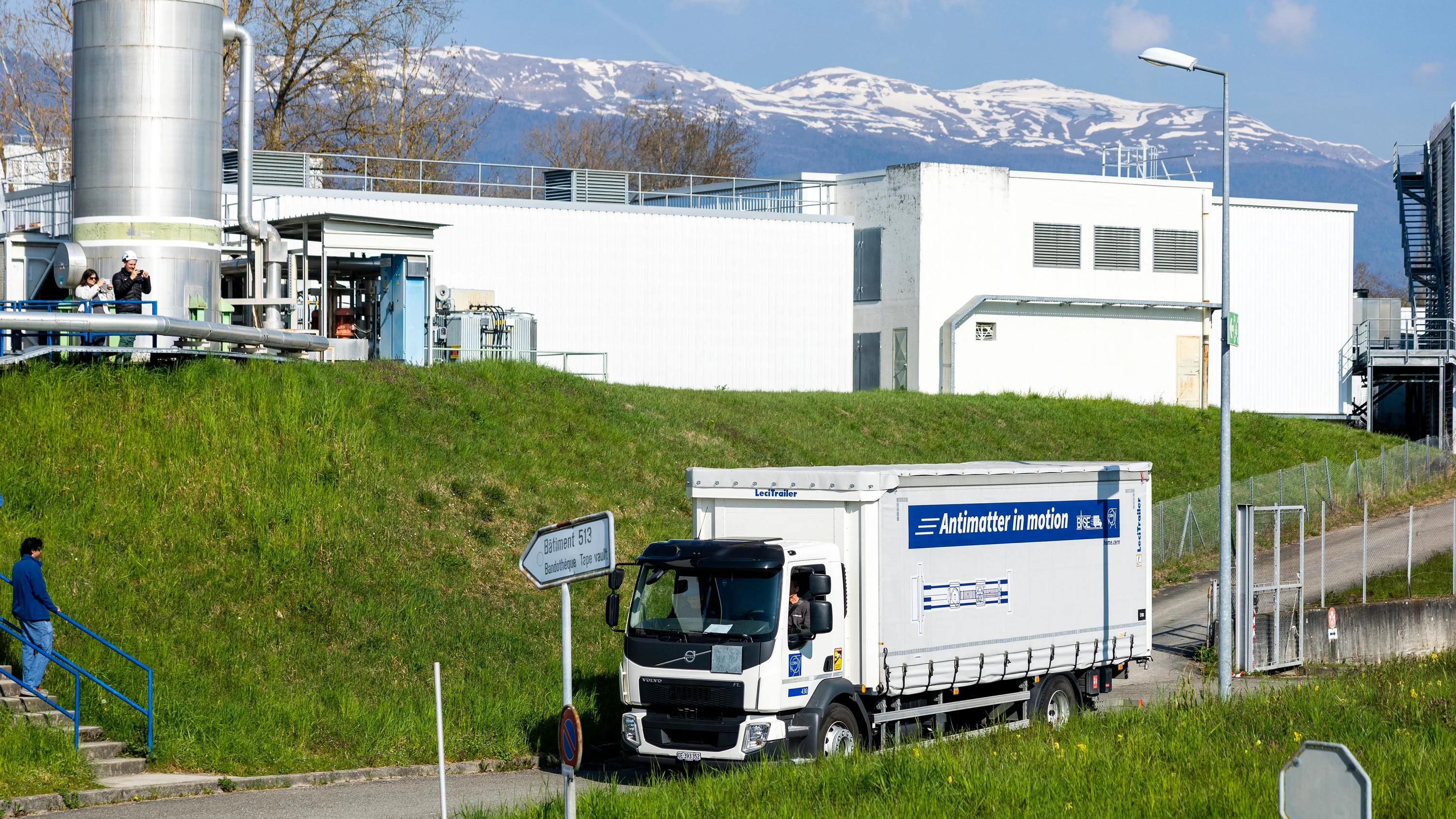 Am 24.03.2026 fuhr dieser Lastwagen mit Antimaterie eine halbe Stunde lang auf dem Gelände des Forschungszentrums CERN. - dpa