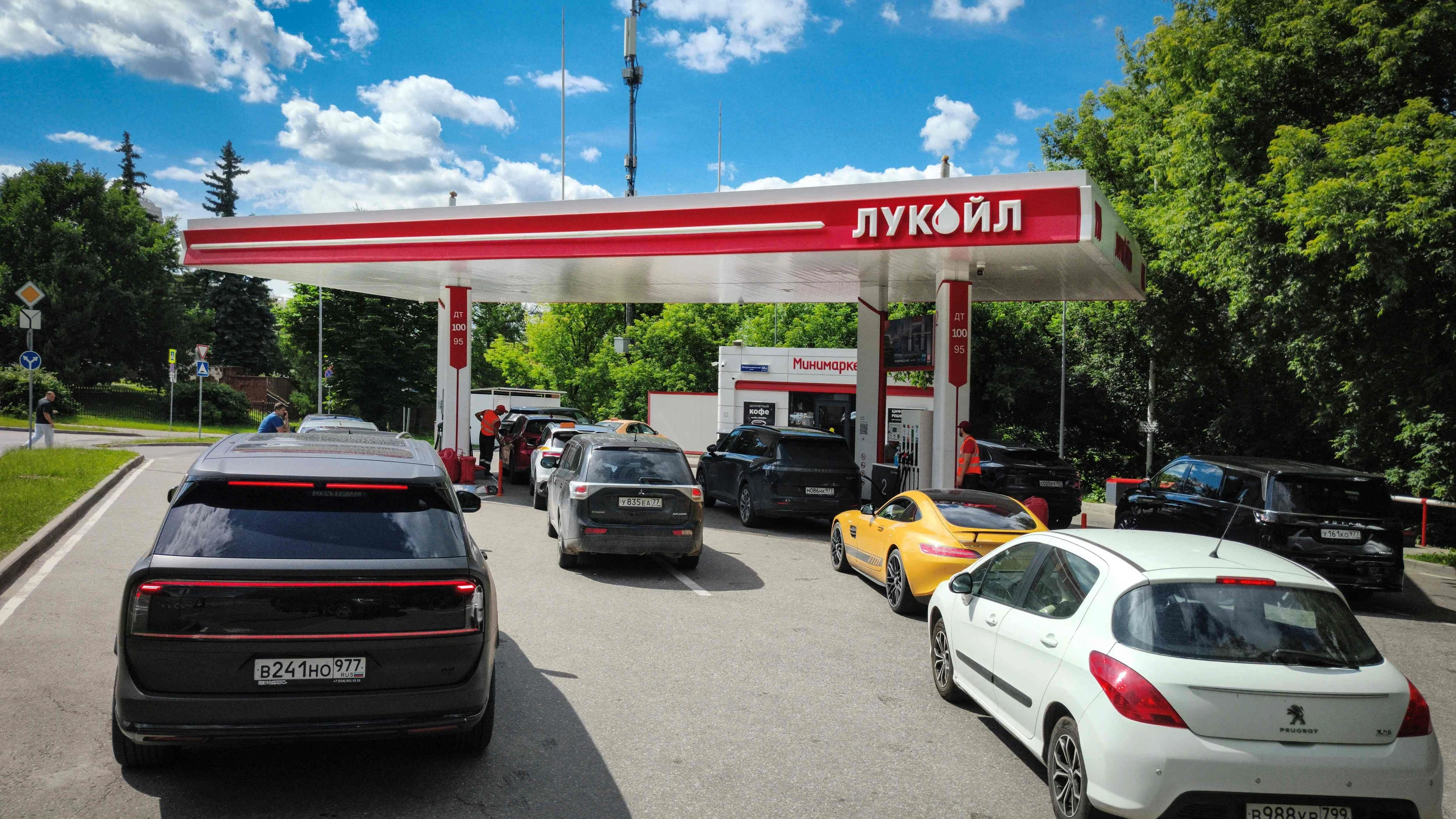 Vor einer Moskauer Tankstelle des Ölkonzerns Lukoil kommt es zu langen Schlangen - AFP