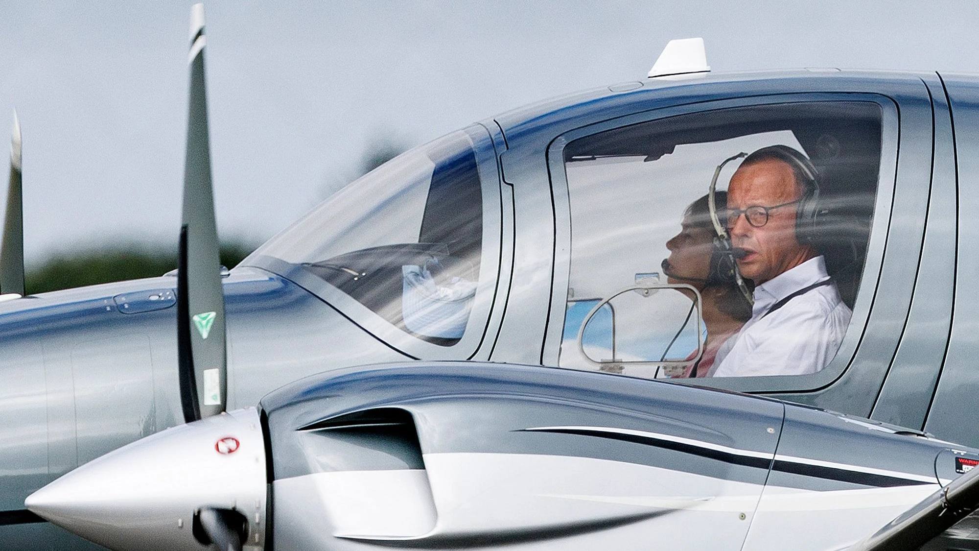 Drei Festnahmen: Farbattacke auf Flugzeug von Kanzler Merz verhindert