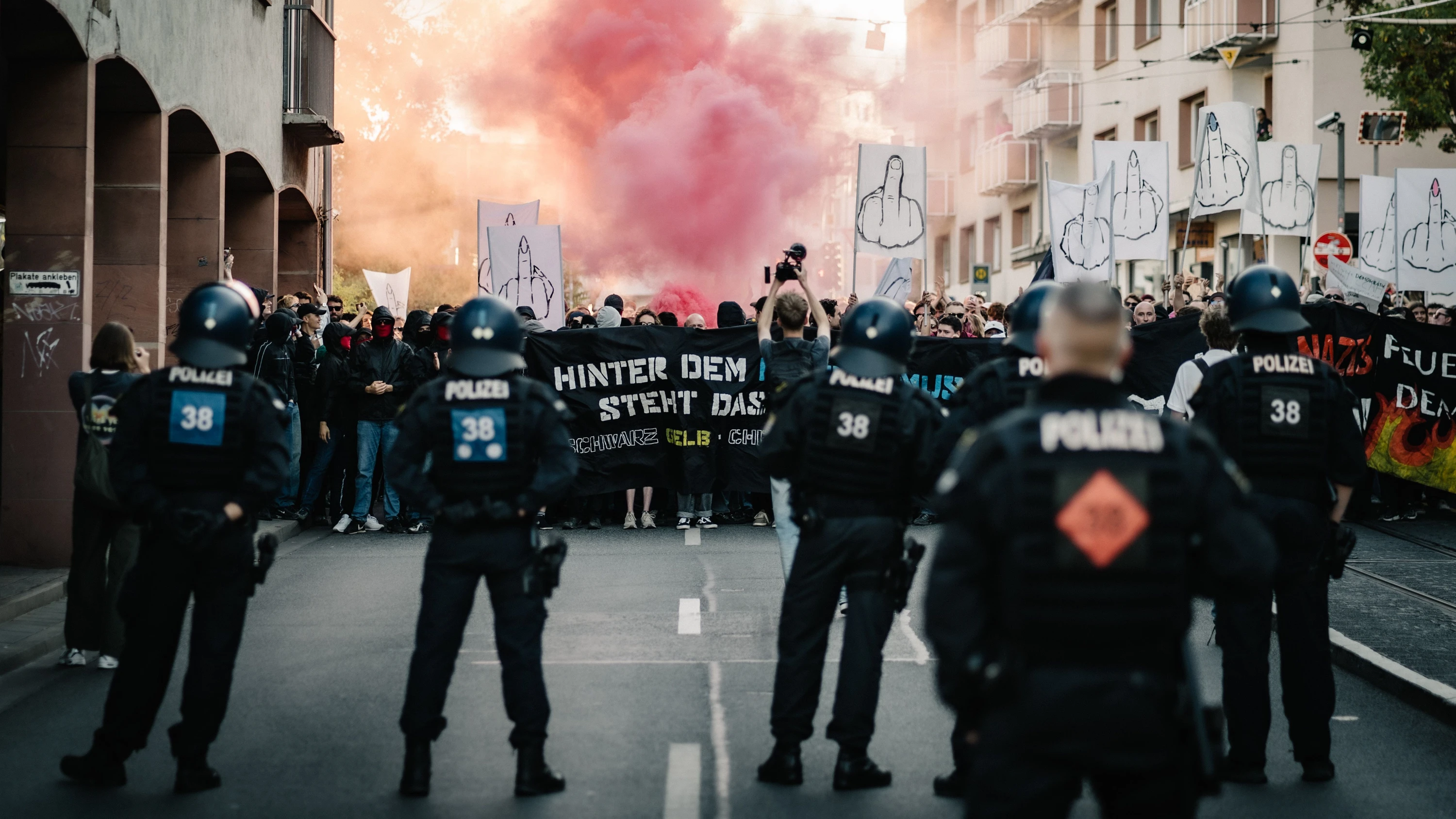 Darmstadt: Demonstranten blockieren Umzug von Reichsbürgern