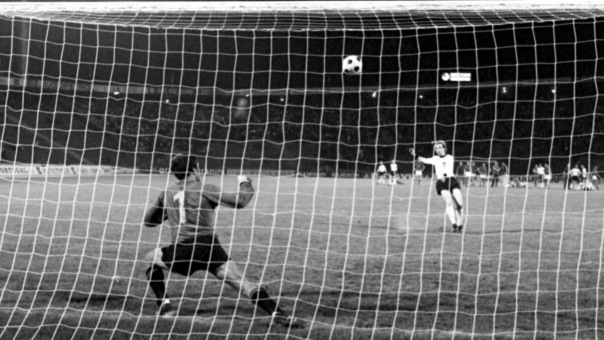 50 Jahre „drüber“: Beim Elfmeterschießen im EM-Finale 1976 gegen die Tschechoslowakei jagt der Stürmer den Ball in den Nachthimmel. - picture alliance / dpa