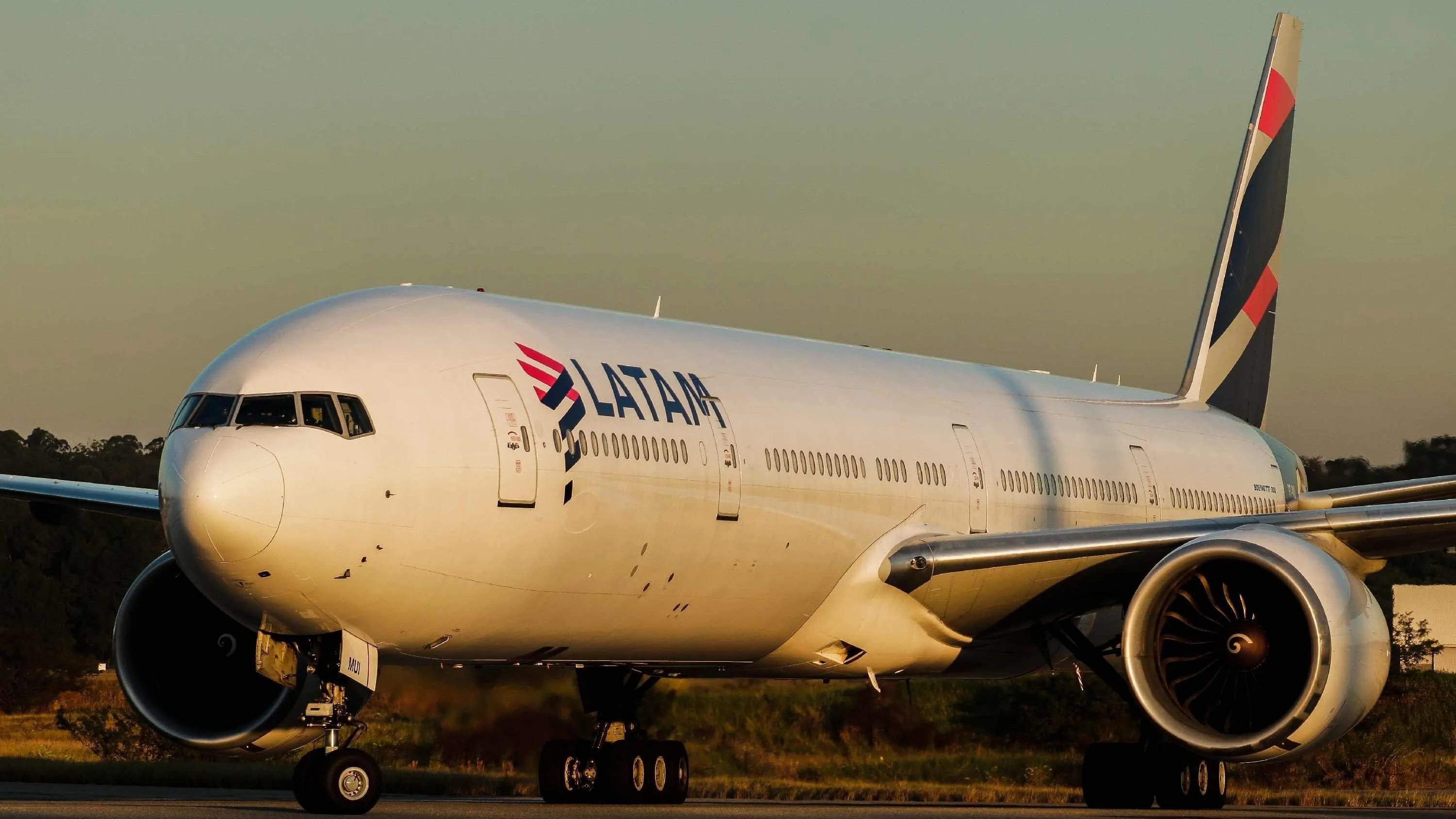 Ein Flugzeug der Fluggesellschaft „LATAM“ - dpa