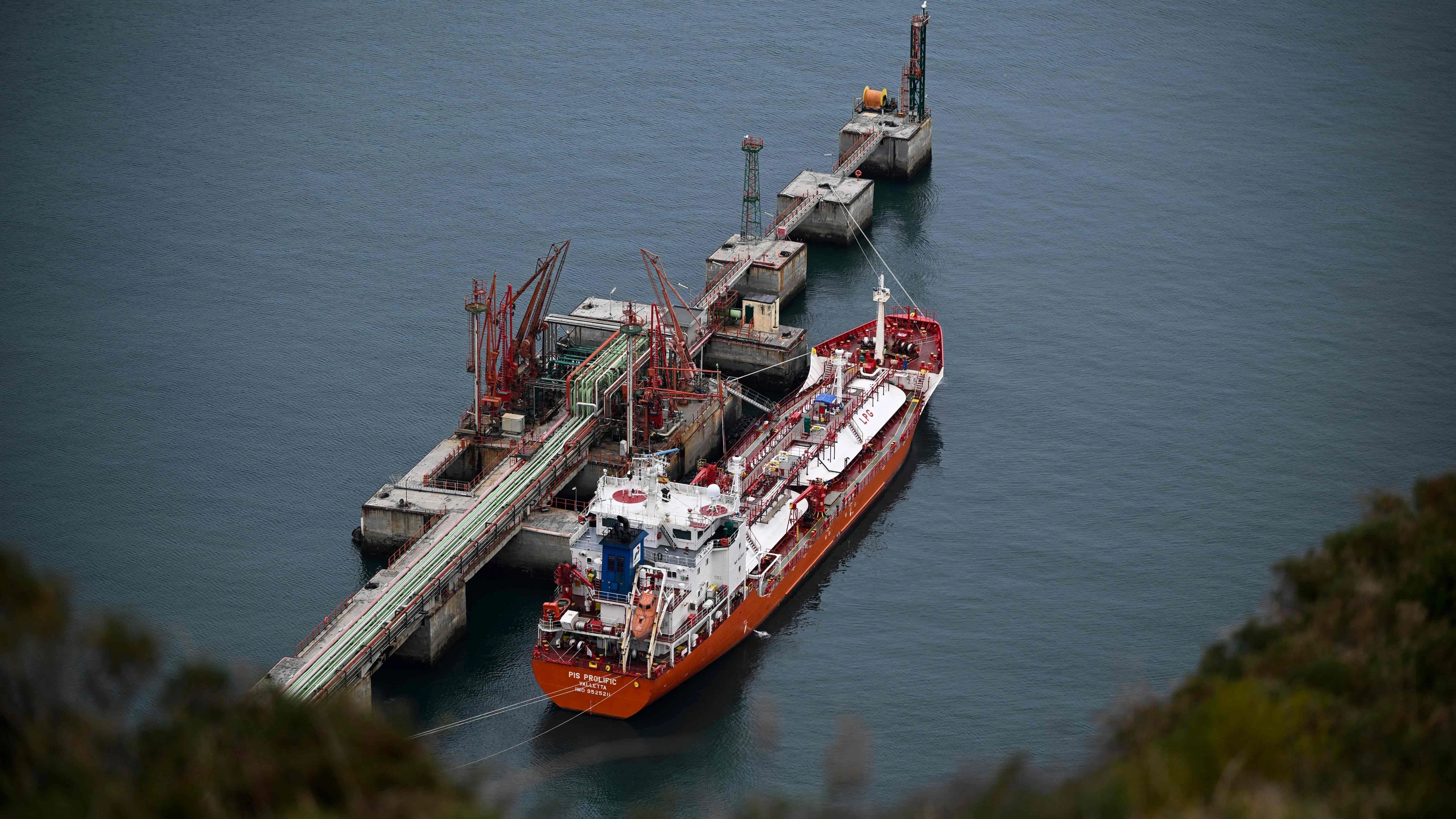 Bild: Liveblog UkraineKrieg: Beschädigter russischer Tanker treibt auf Lampedusa zu