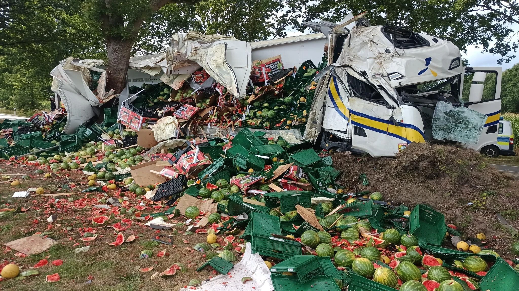 Niedersachsen: Mann lenkt Lastwagen gegen Baum – und verliert 22 Tonnen Melonen