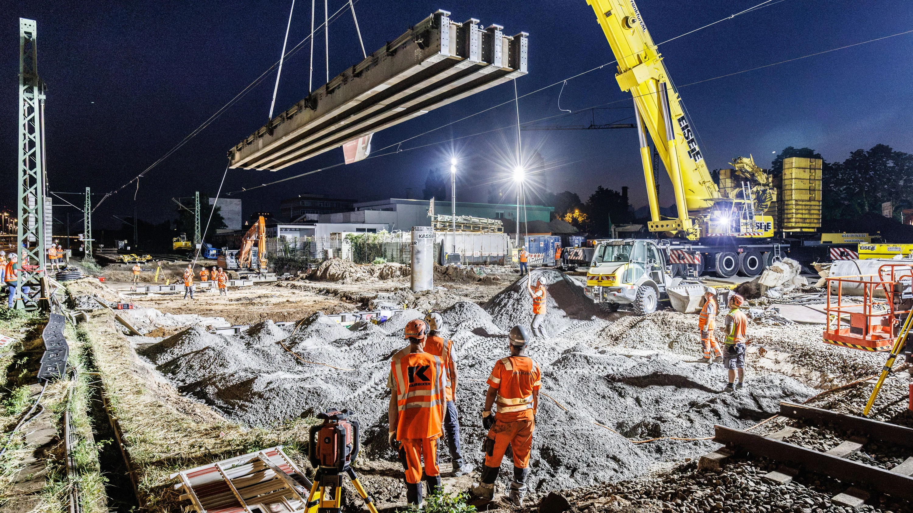 Neubau einer Bahnstrecke: 58 Tonnen schweben am Haken durch die Nacht