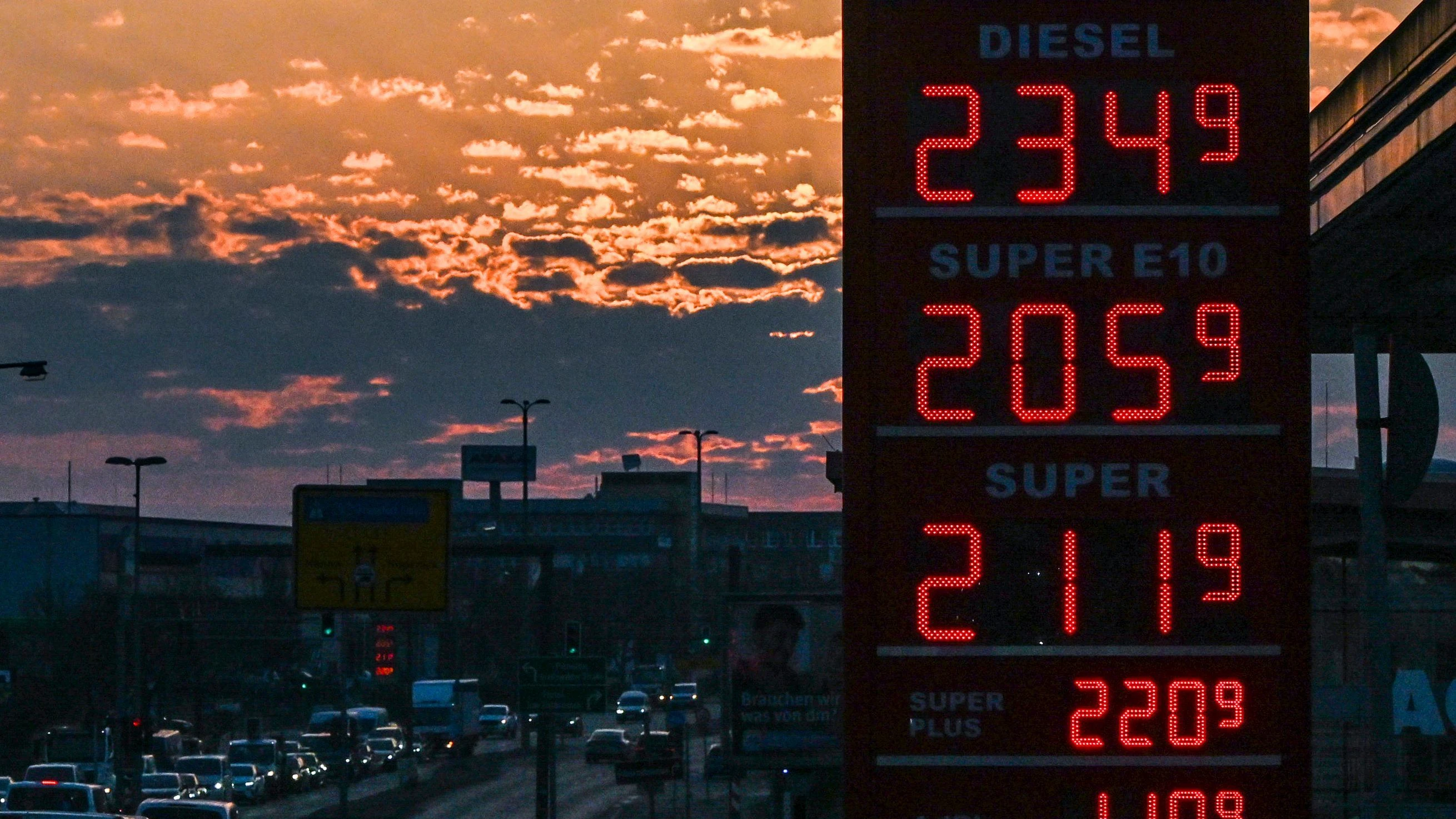 Fast 2,50 Euro pro Liter: Dieselpreis erreicht seit Einführung von 12-Uhr-Regel jeden Tag ein Allzeithoch Fast 2,50 Euro pro Liter: Dieselpreis erreicht seit Einführung von 12-Uhr-Regel jeden Tag ein Allzeithoch