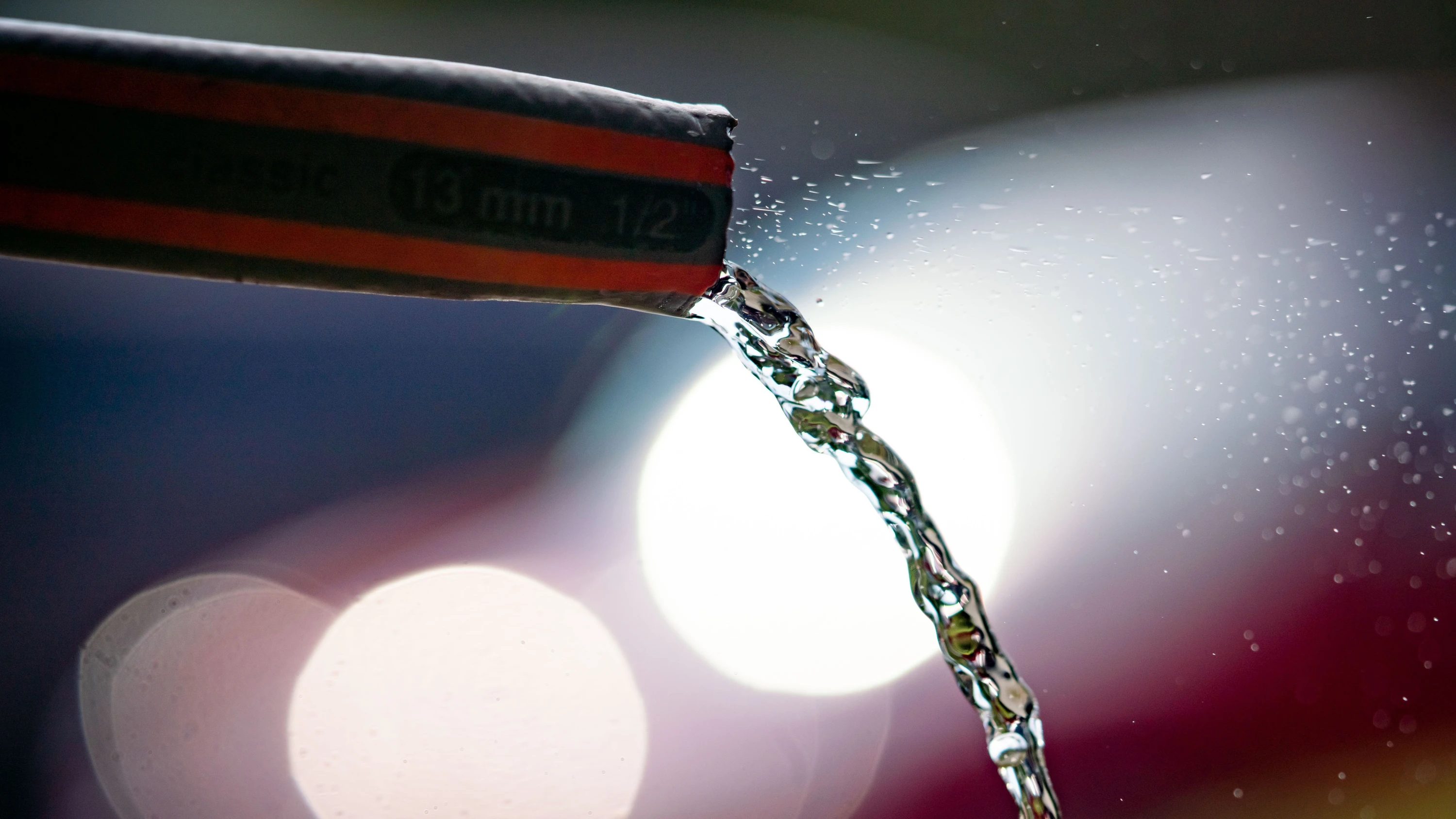 Wasser fließt in einem Frankfurter Vorgarten aus einem Gartenschlauch. Erste hessische Kommunen sprechen bereits vom Notstand bei der Wasserversorgung und Versorger und Verbände mahnen zum umsichtigen Gebrauch von Wasser. - dpa