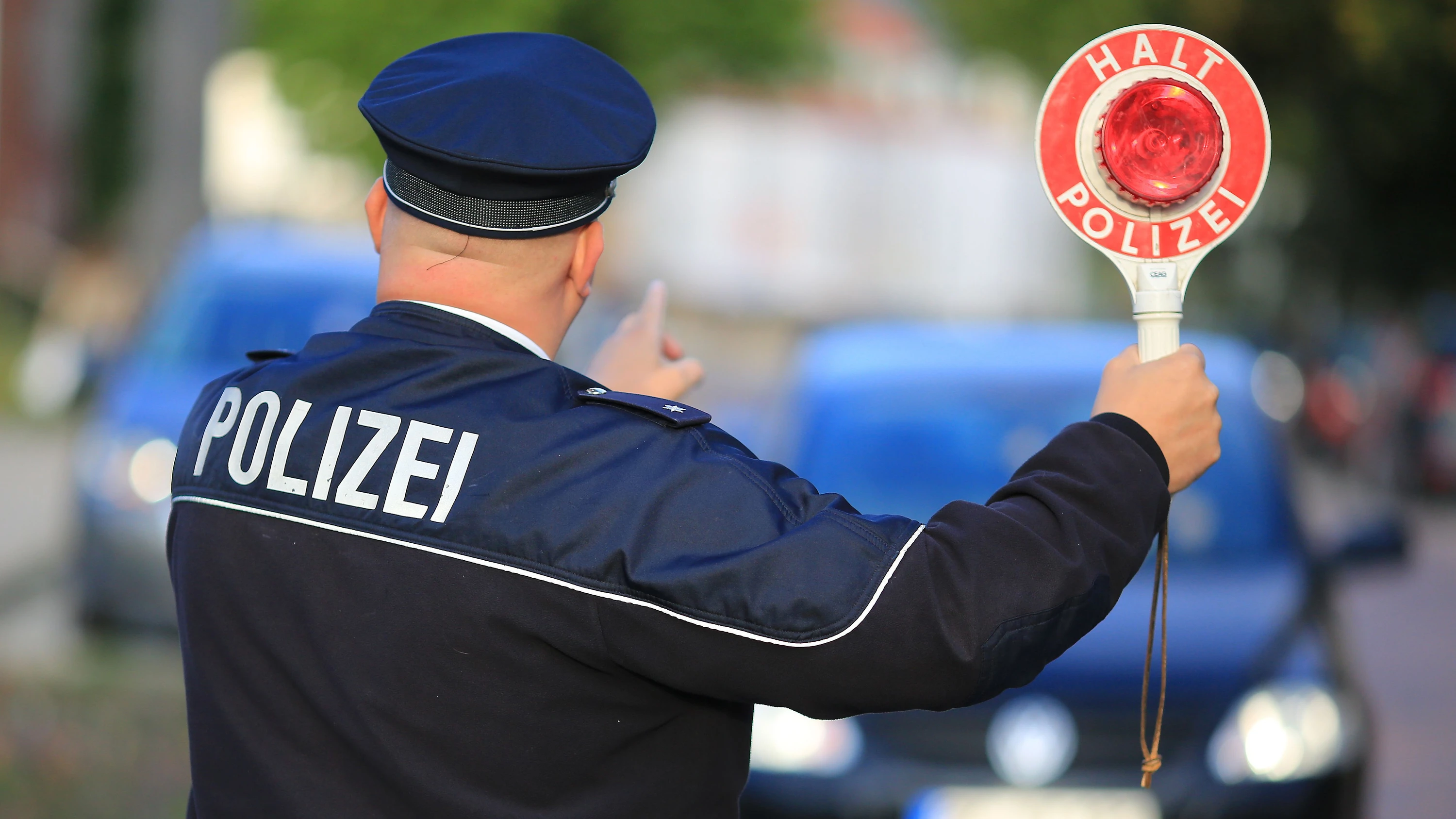In der Nähe von Hockenheim bei Mannheim hält die Polizei ein Auto mit insgesamt 14 Insassen an. - dpa