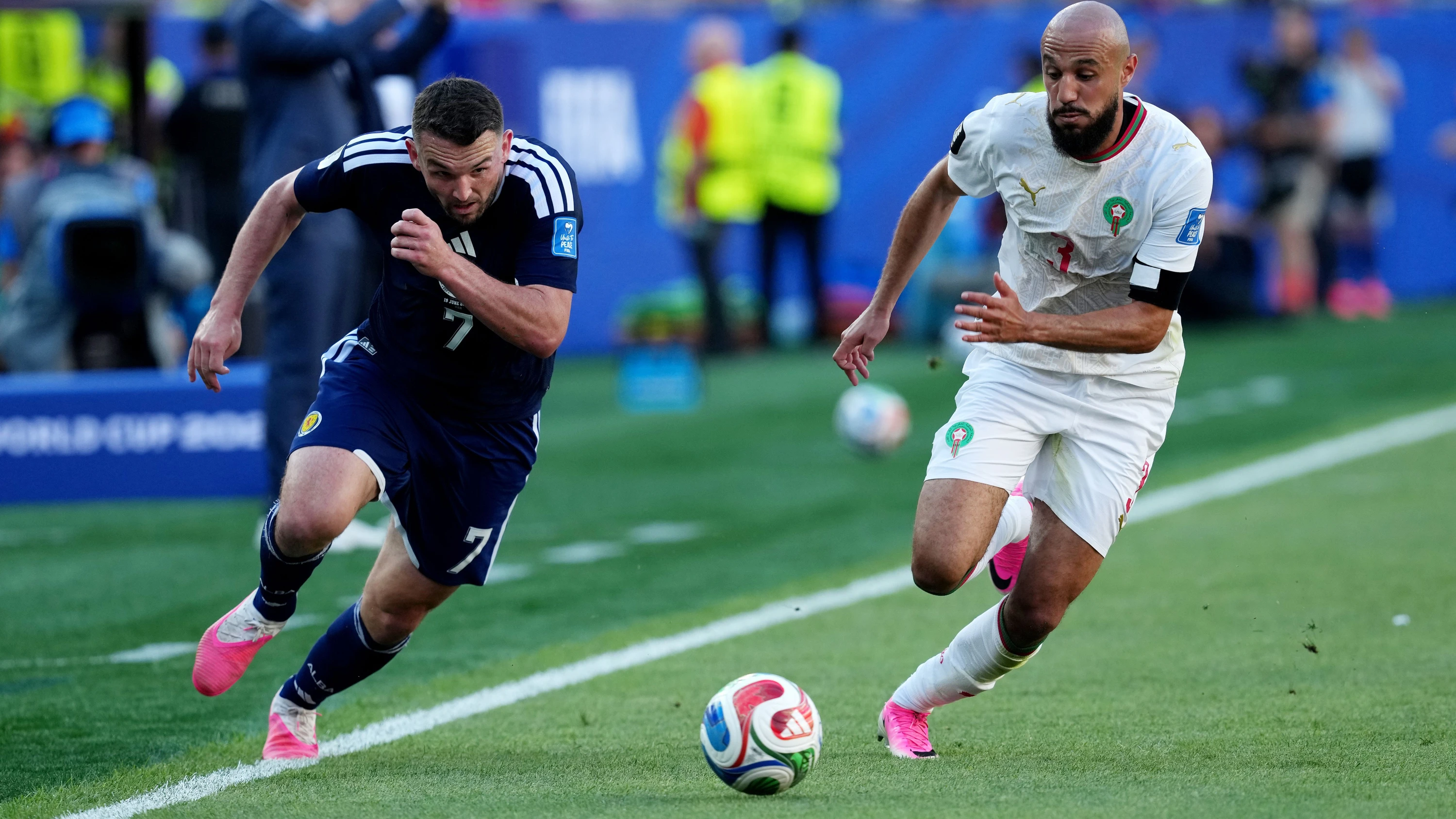 Der Schotte John McGinn (l) und der Marokkaner Noussair Mazraoui kämpfen um den Ball. - dpa