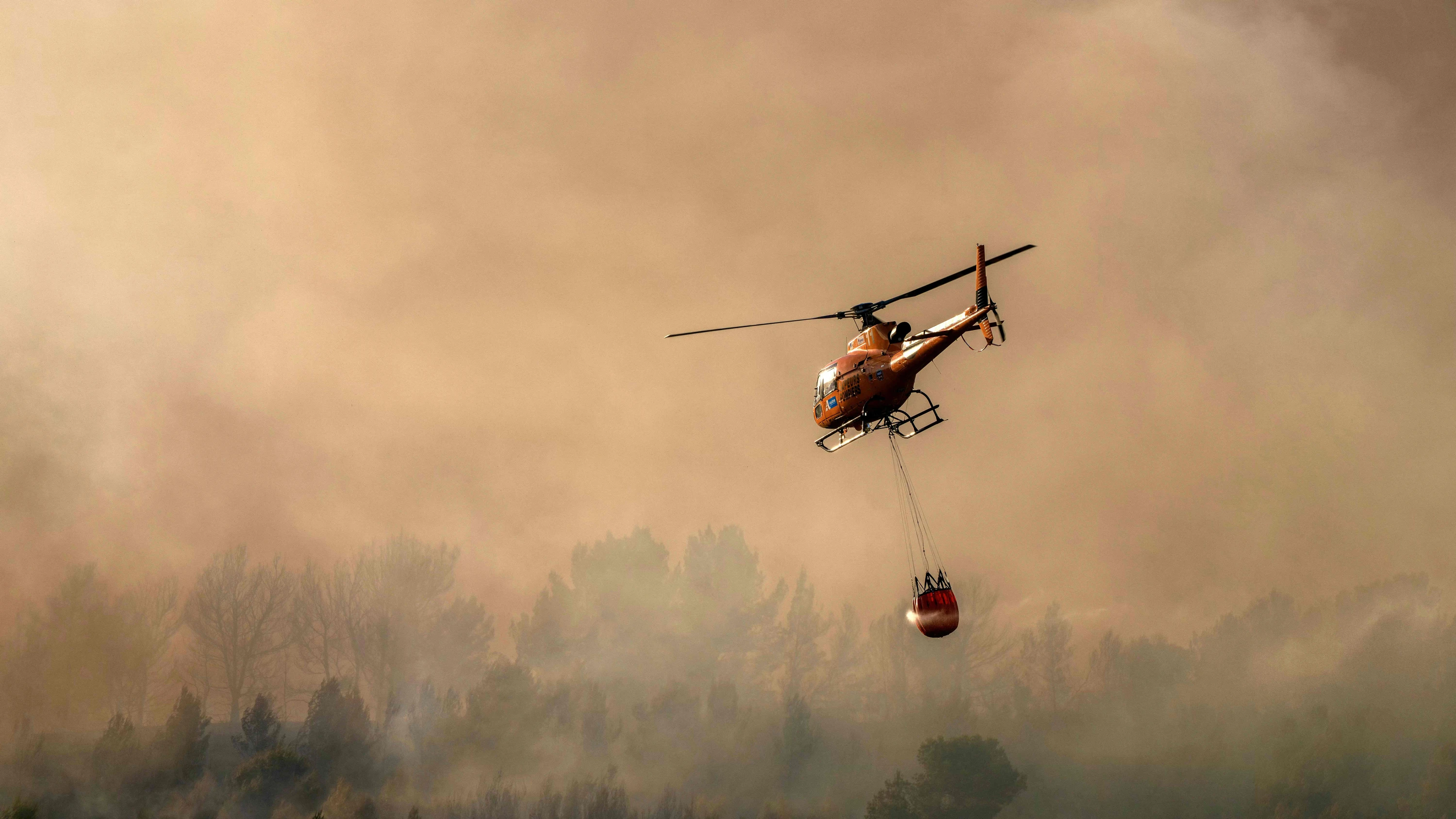 Französische Mittelmeerküste: Feuerwehrleute kämpfen gegen heftige Waldbrände