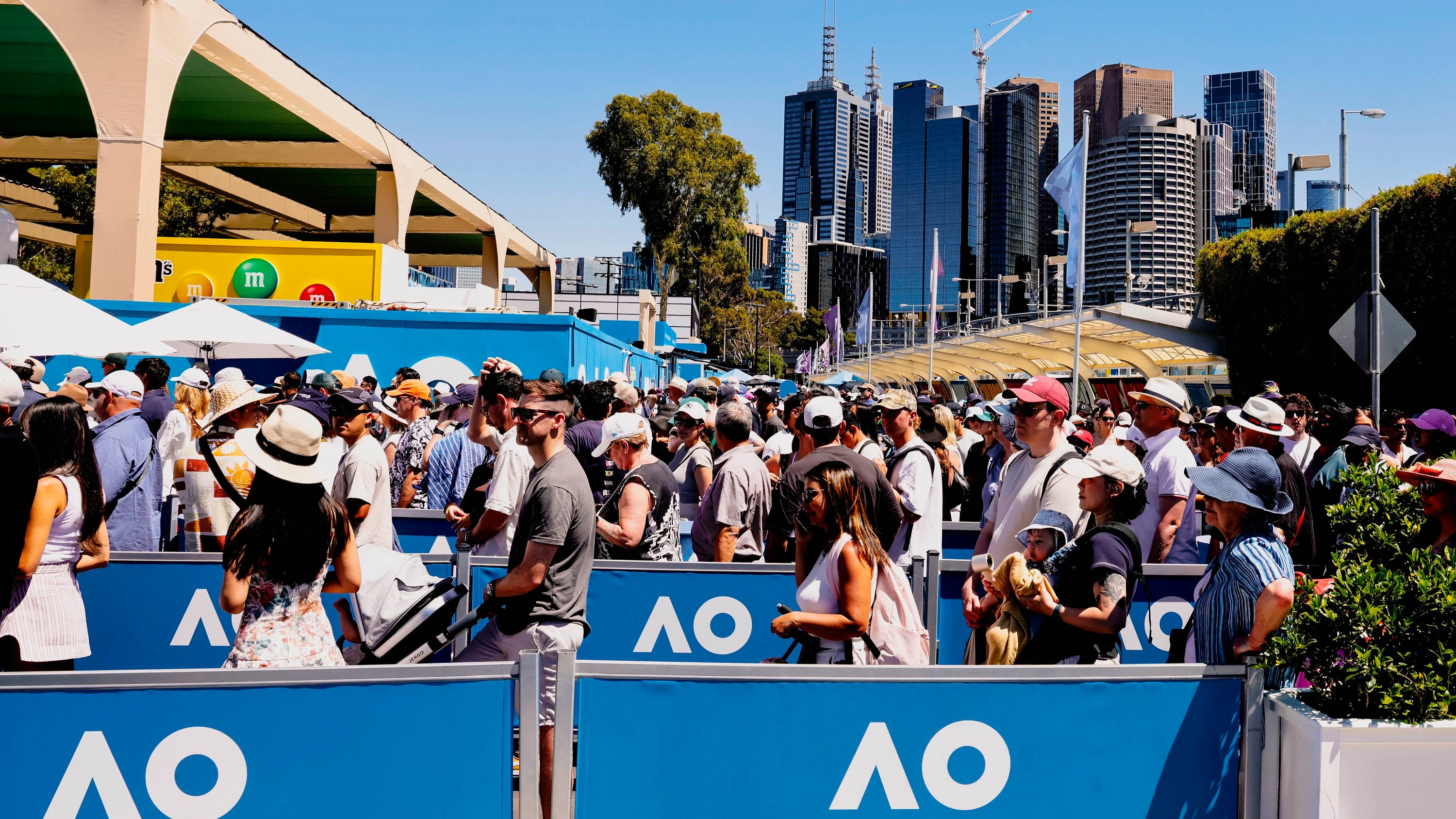 Tennisfans stehen in einer Schlange vor dem Beginn der Australian Open 2026. - dpa