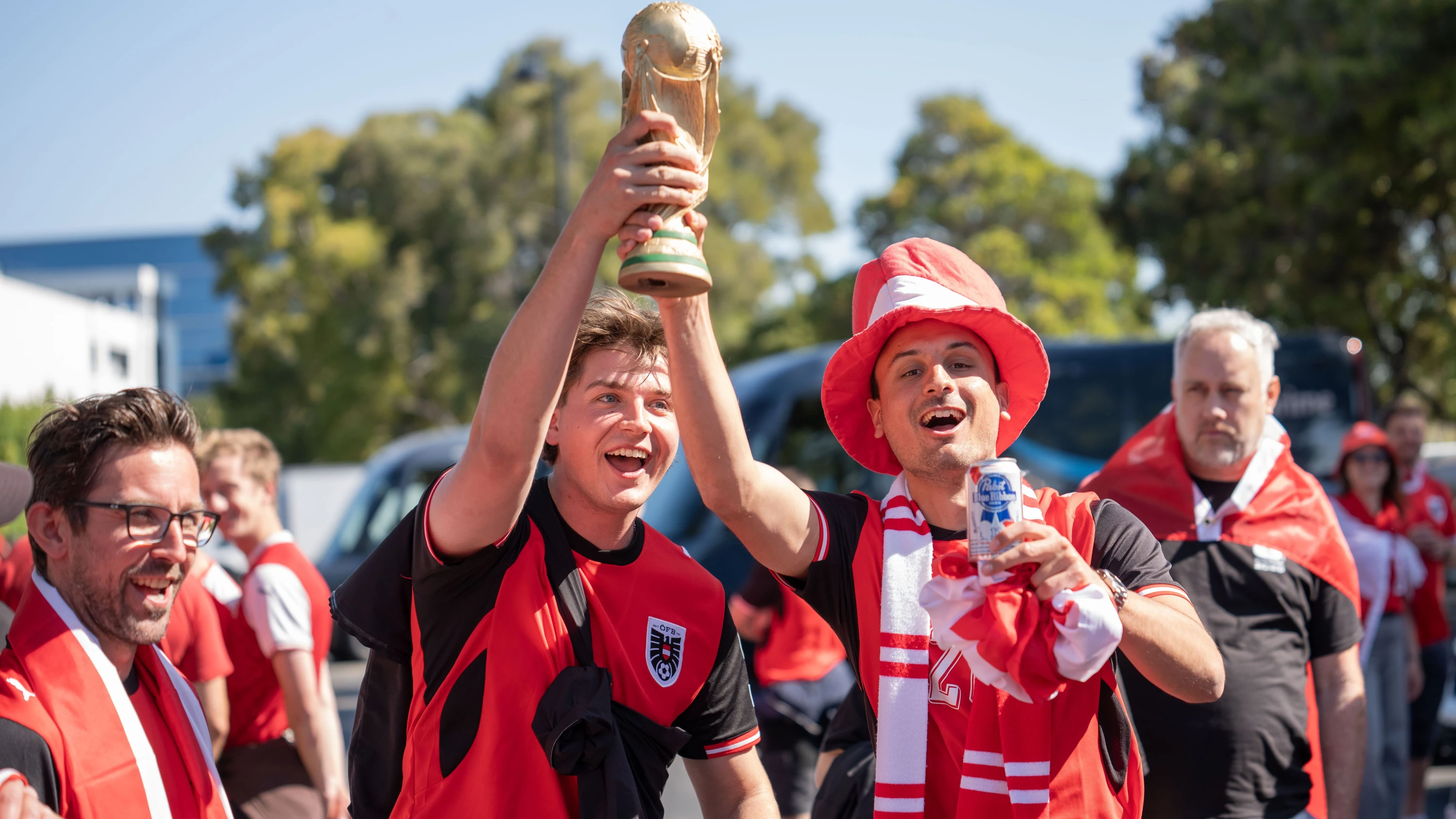 Österreichs Fußballfans haben in den USA schon die Hände am WM-Pokal. - dpa