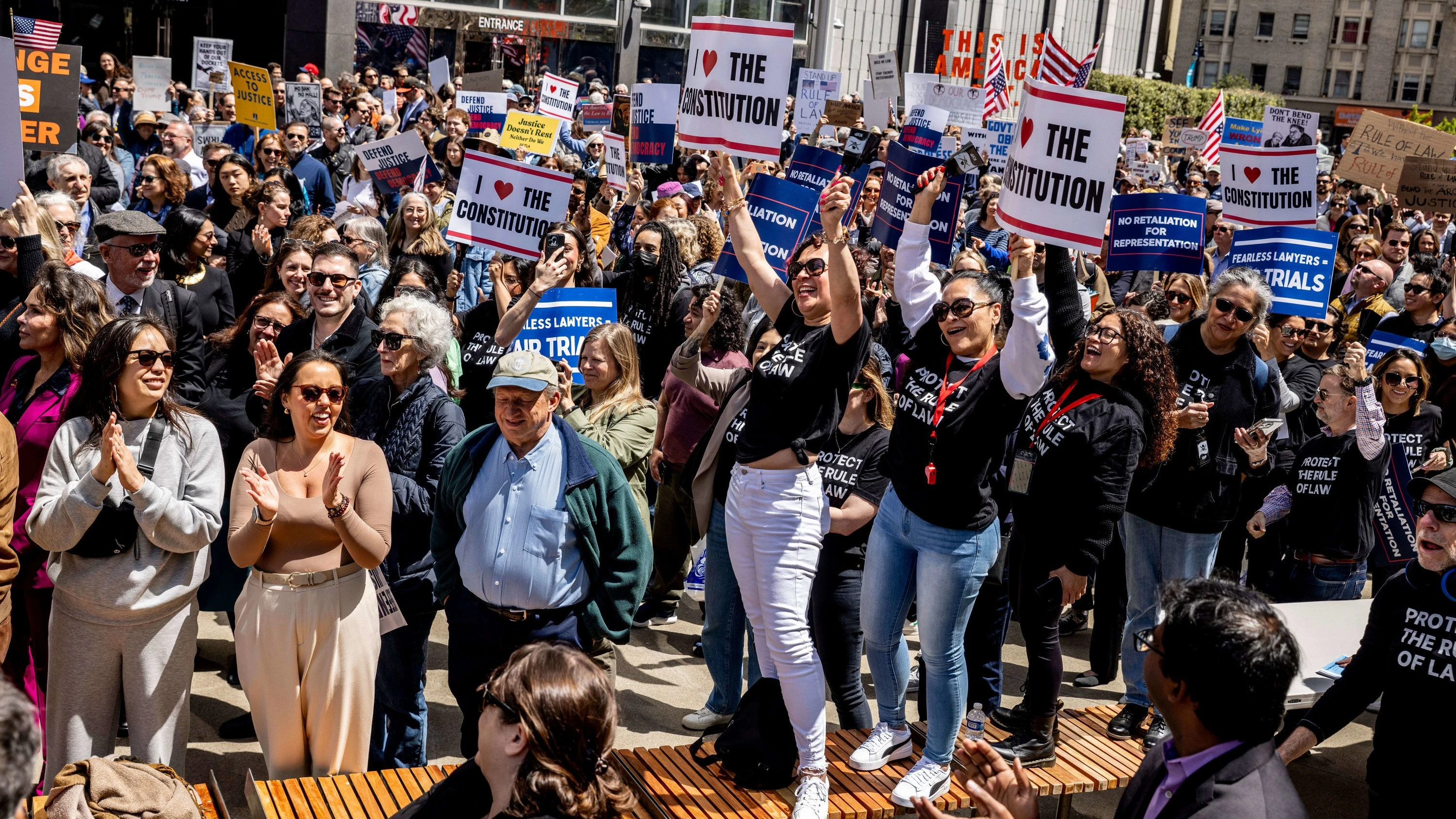 Angriff auf Rechtsstaat: Europas Anwälte stellen sich gegen Donald Trump