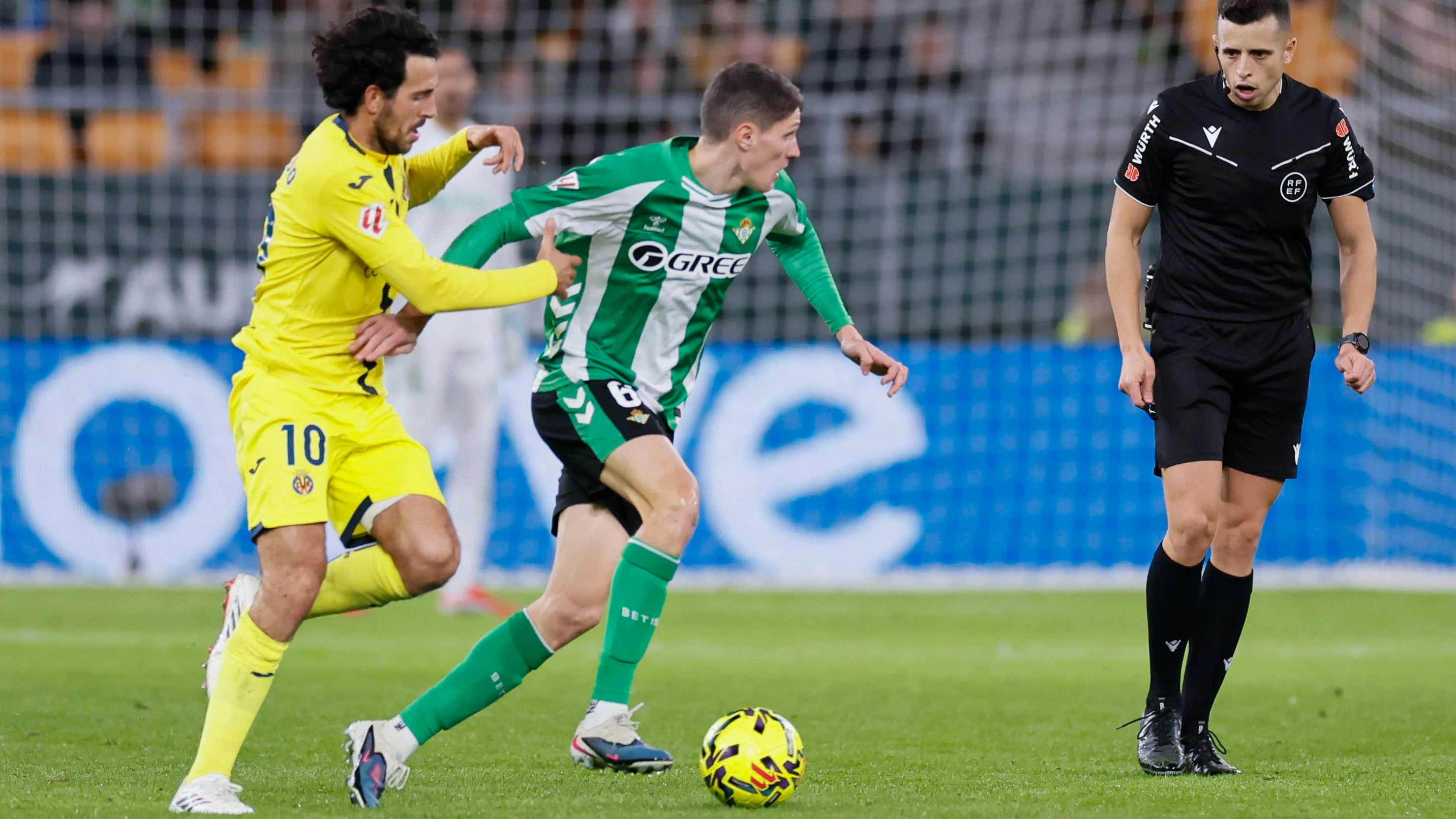 Transfers im Winter: Schnappt ein Bundesliga-Konkurrent der Eintracht Altimira weg?