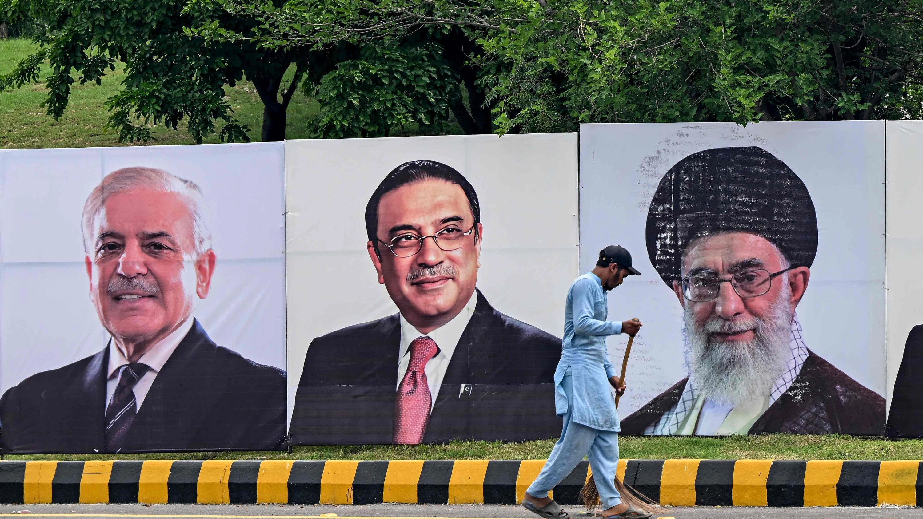 Nachbarn: In Pakistans Hauptstadt Islamabad zeigen im August 2025 Porträts den pakistanischen Premierminister Shehbaz Sharif (l.), Staatspräsident Asif Ali Zardari und den damaligen iranischen Ajatollah Ali Khamenei (re.). - AFP
